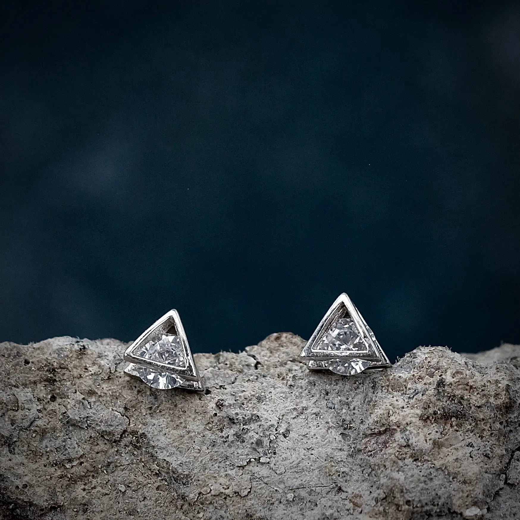 Triangle Zirkon - Stiftörhänge L8Hasselblad