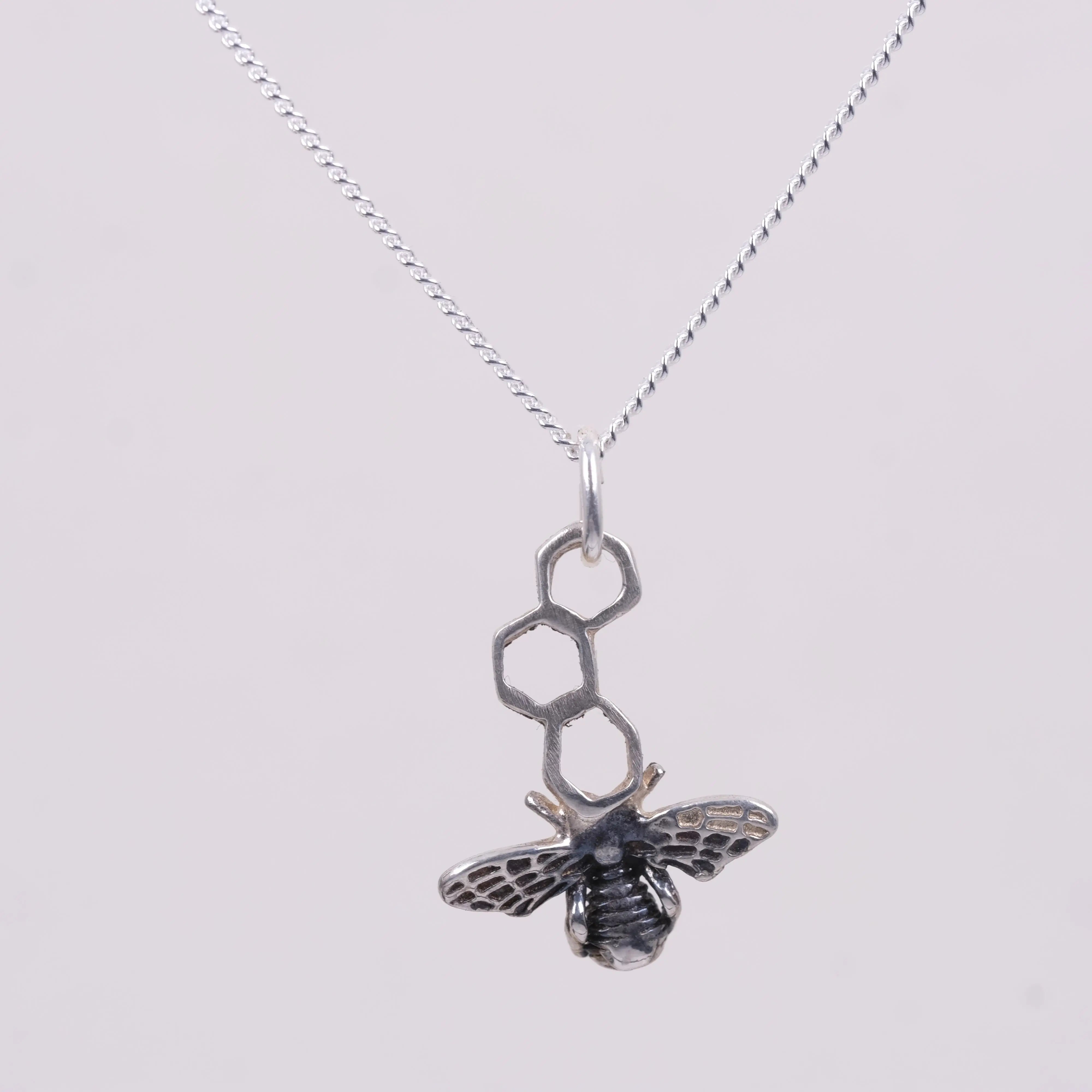Bee brave med honungskupa - Halsband L8Hasselblad