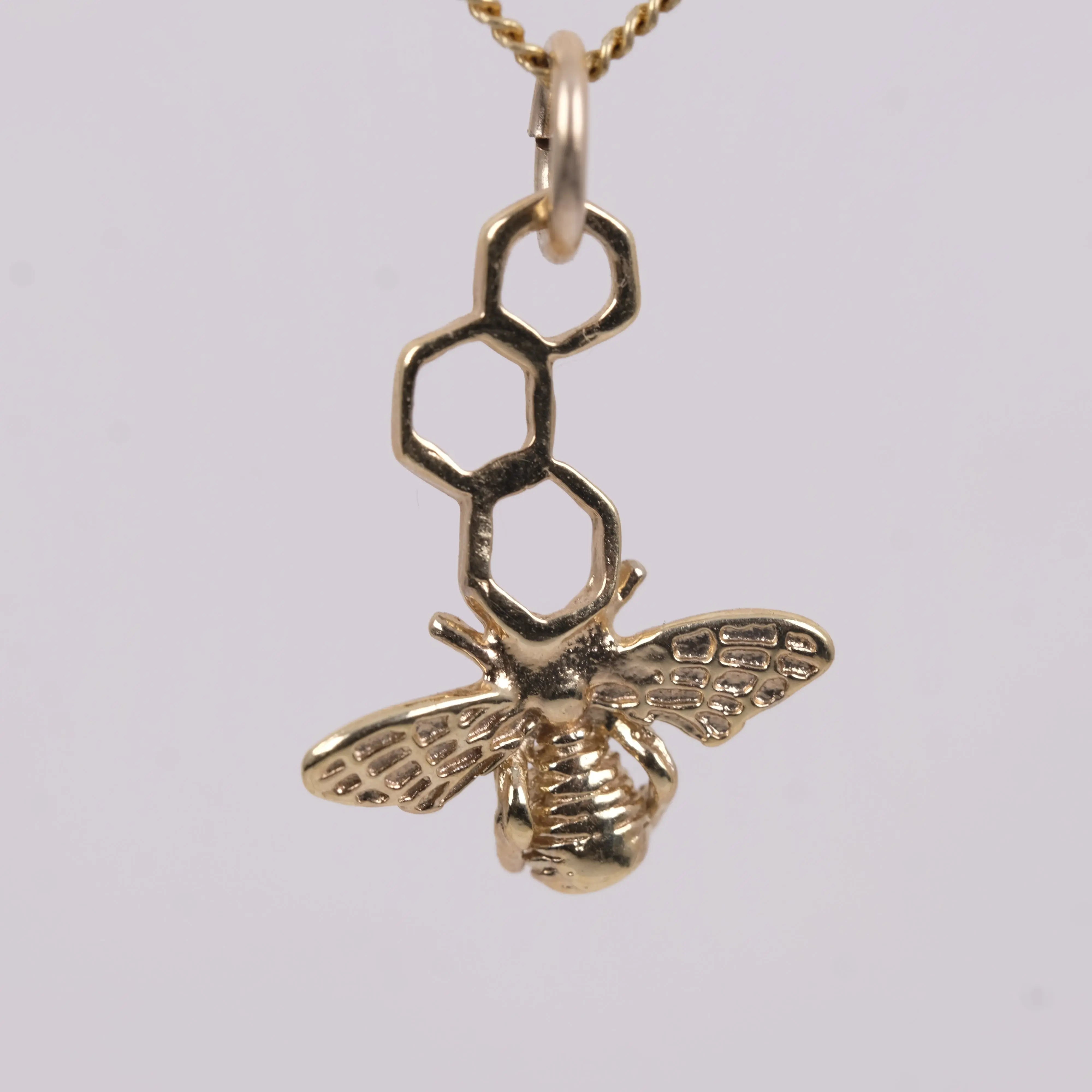 Bee brave med honungskupa - Halsband L8Hasselblad