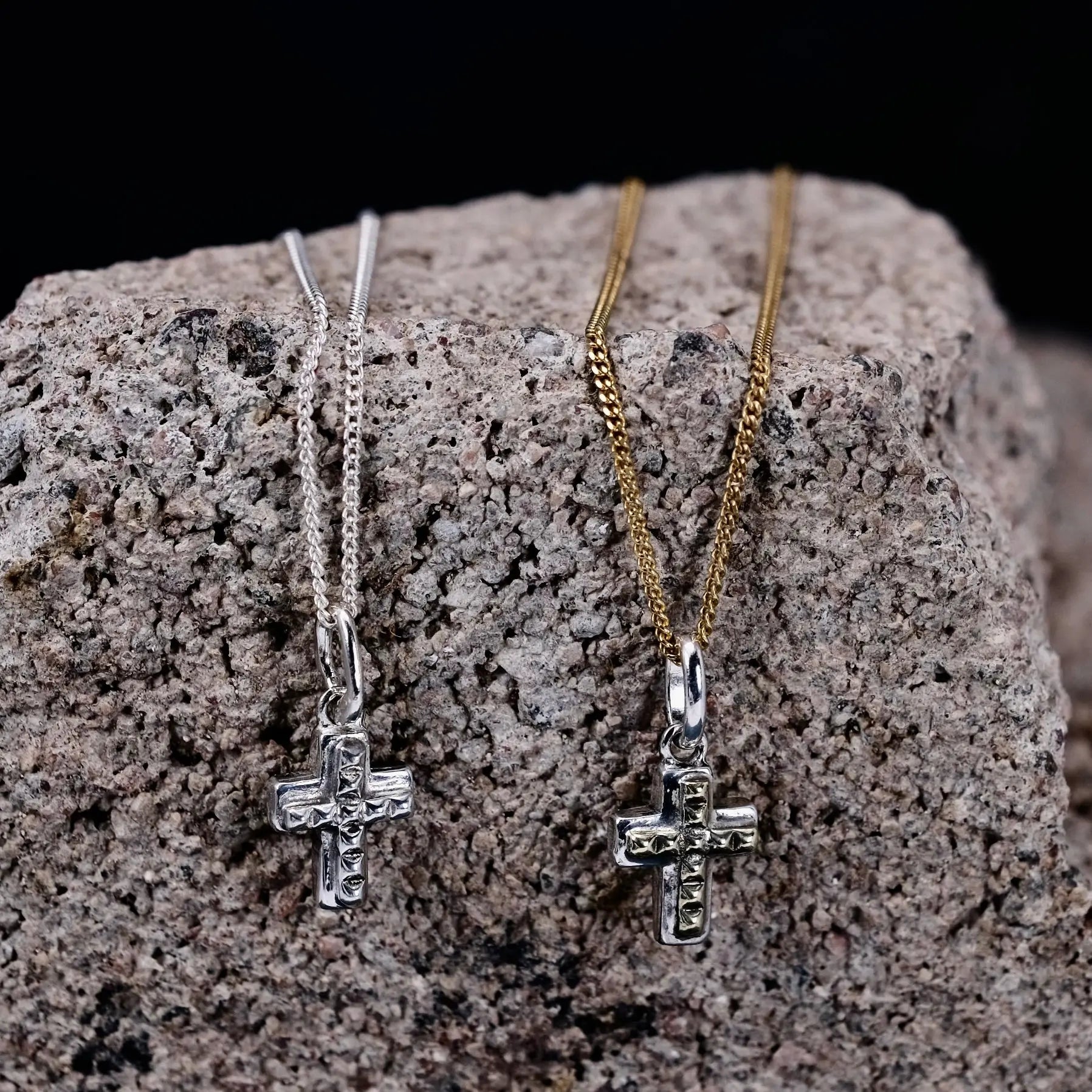 Studded Cross - Halsband L8Hasselblad