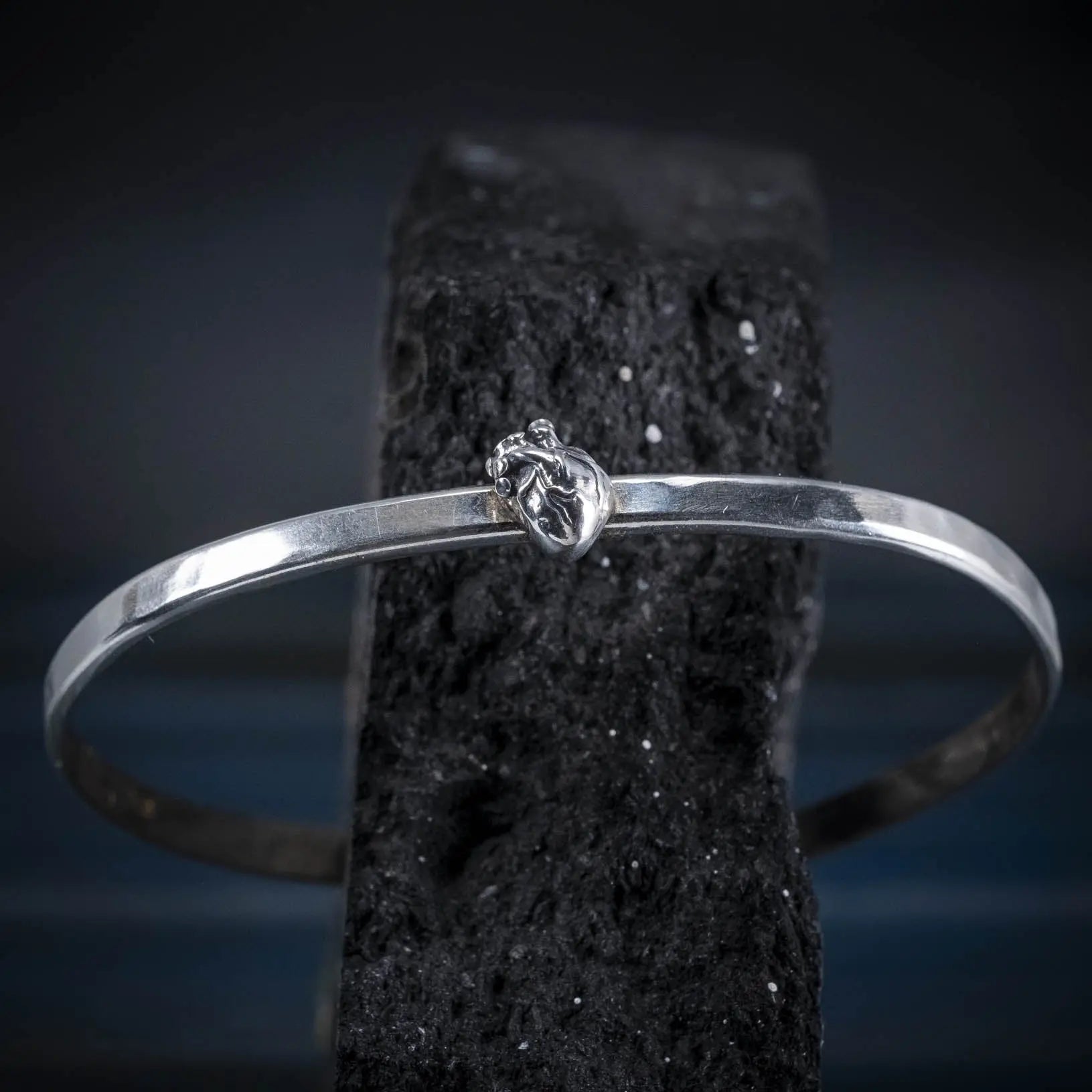 Det sanna hjärtat - Stelt armband L8Hasselblad