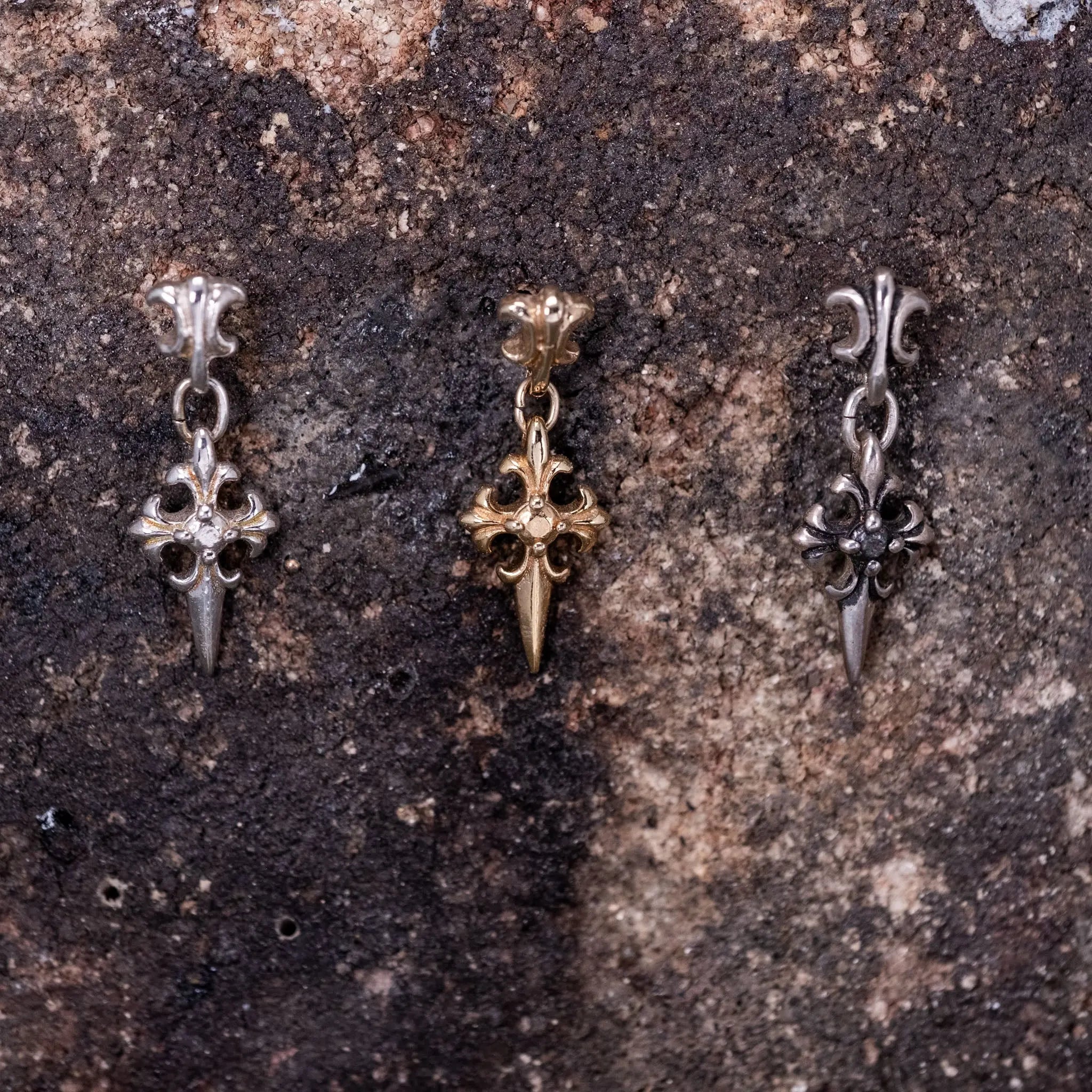 Detaljerat kors - Stiftörhänge L8Hasselblad