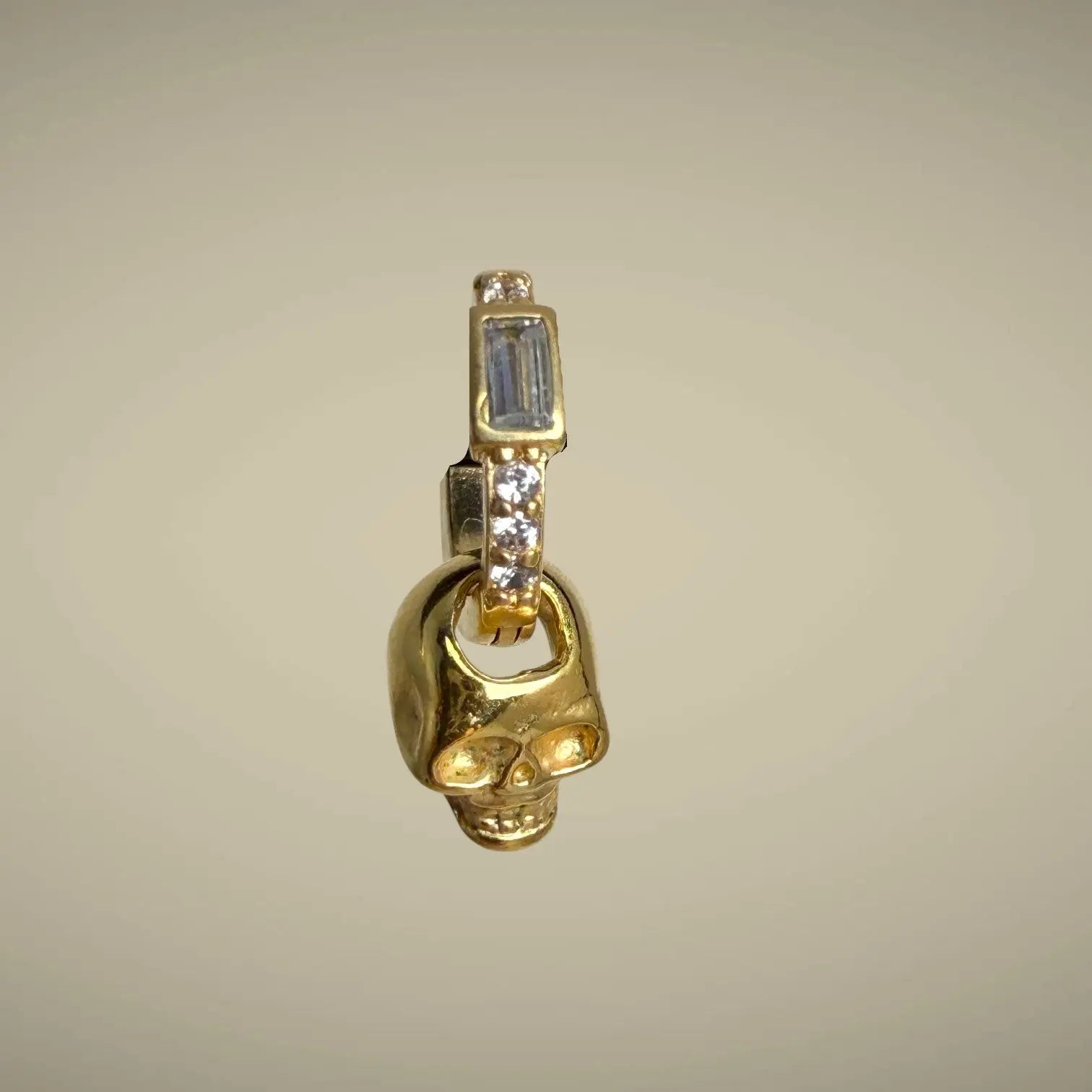 Dödskallen - guldörhängen - L8Hasselblad