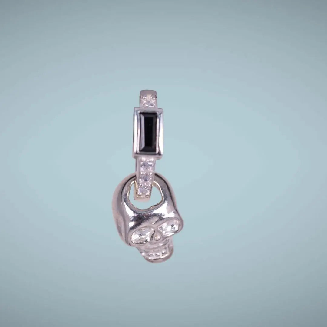 Dödskallen - silverörhängen - L8Hasselblad