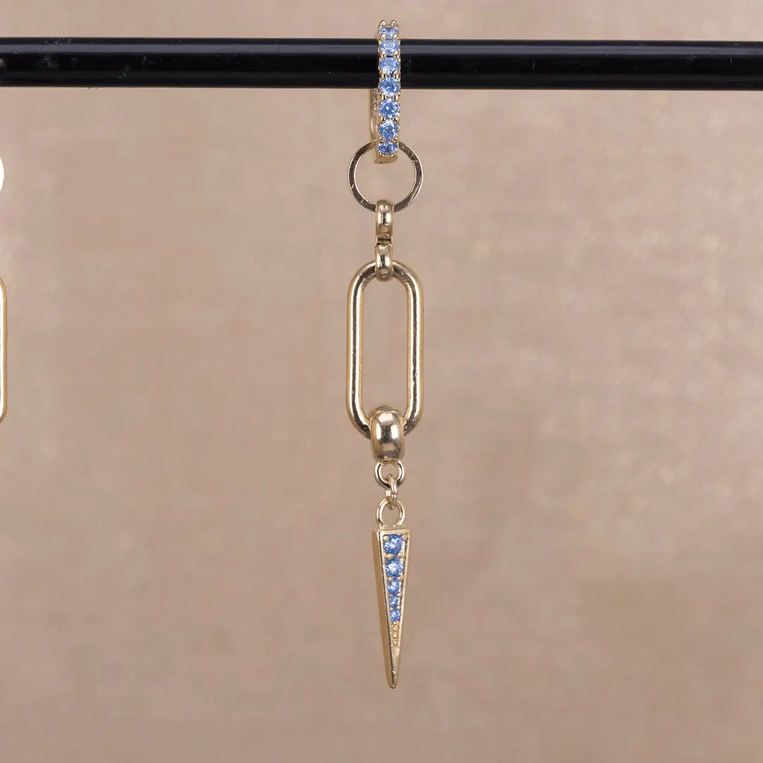 Ella - kort hängande örhänge med zirkontagg - gulddoublé - L8Hasselblad