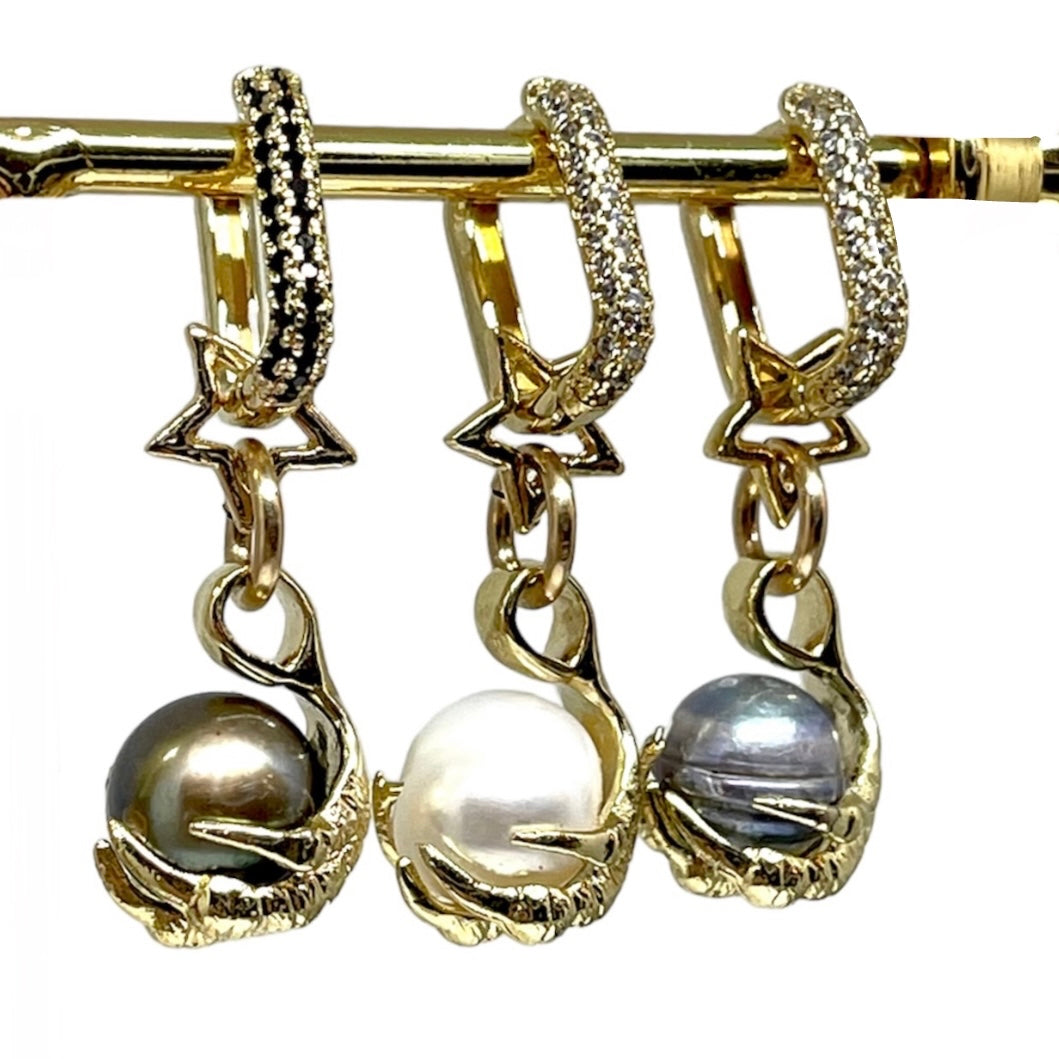 Earring with claw &amp; pearl in double gold 