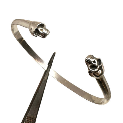 Bracelet with skull between