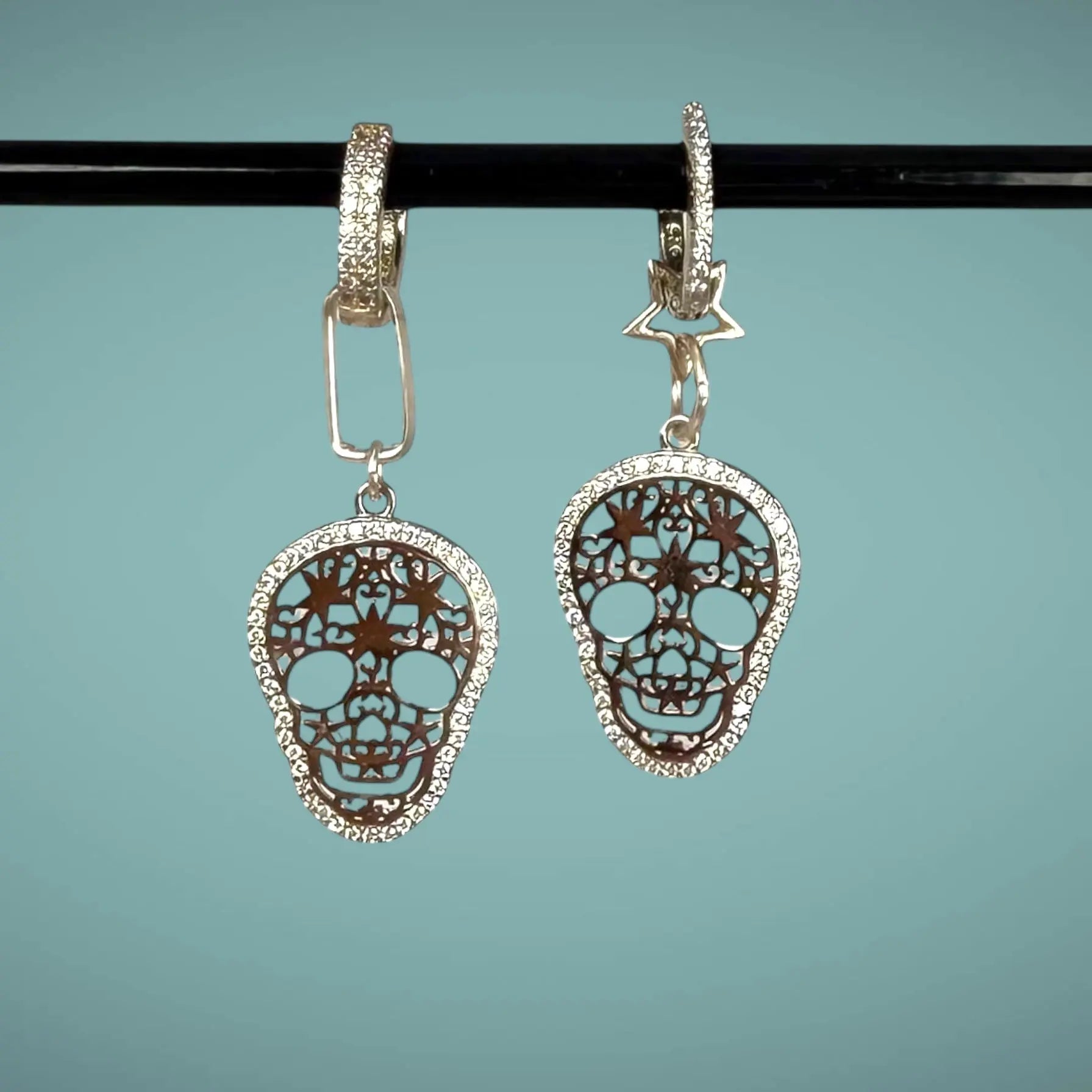 Glittrande dödskalle - silverörhängen - L8Hasselblad