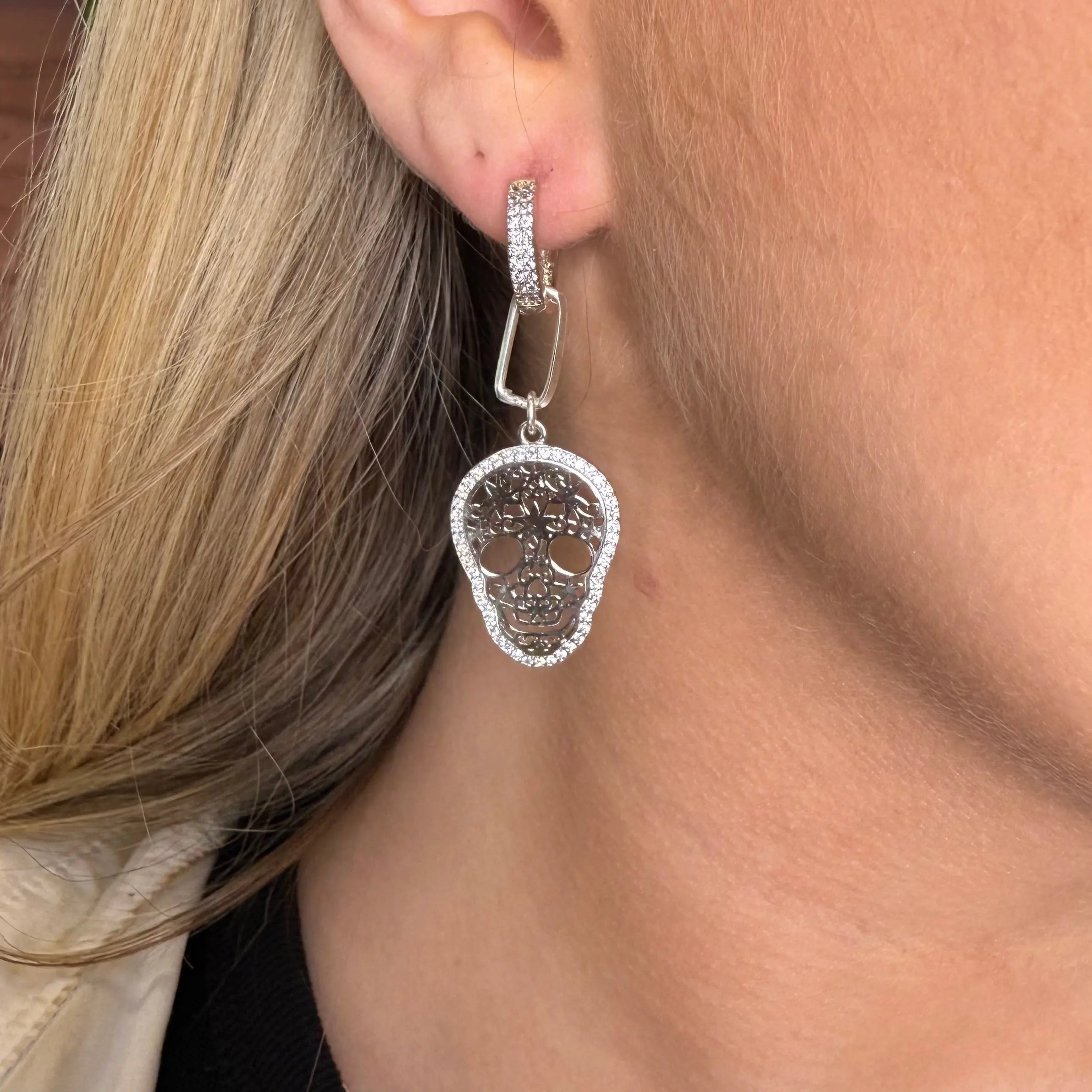 Glittrande dödskalle - silverörhängen - L8Hasselblad