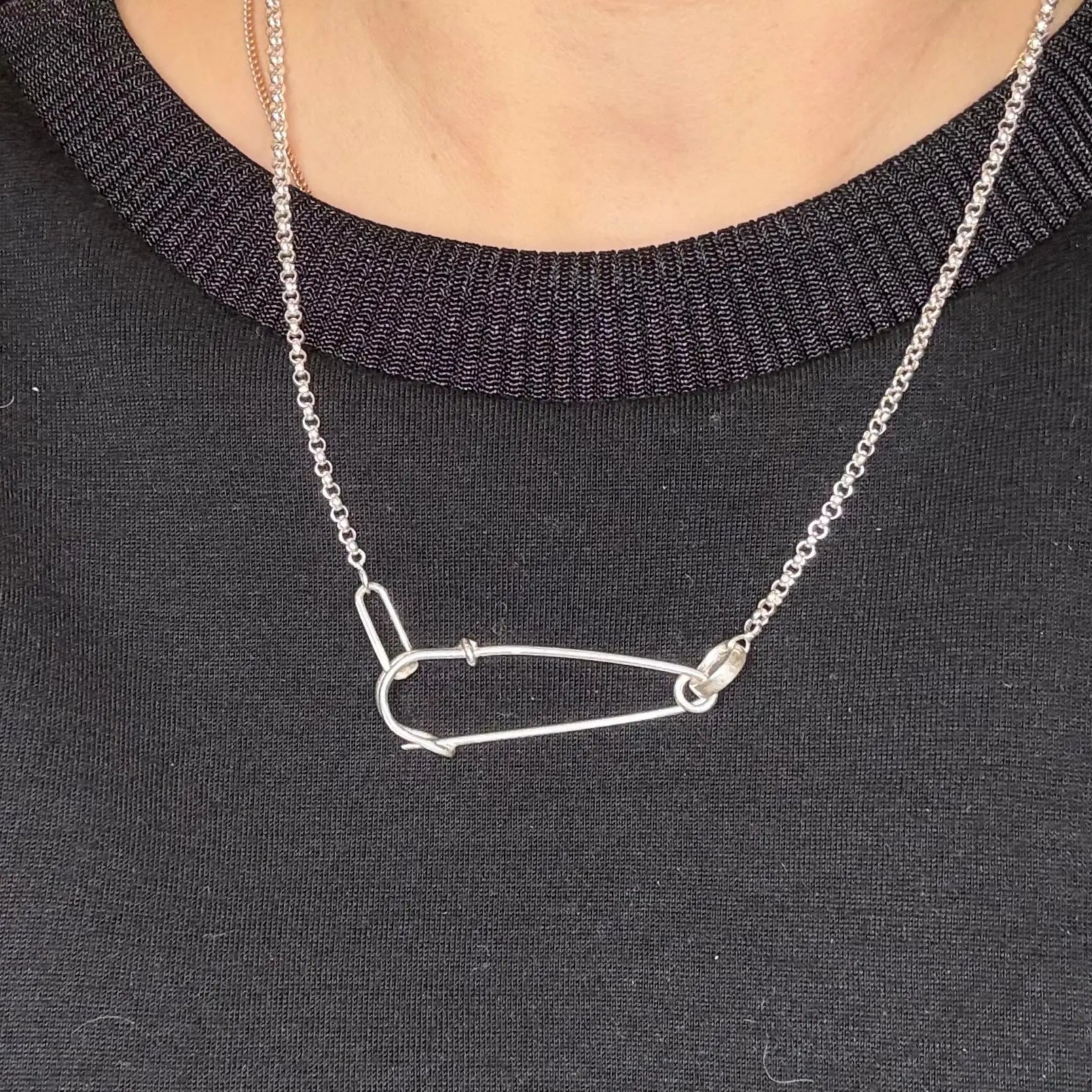 Halsband - Säkerhetsnål - L8Hasselblad