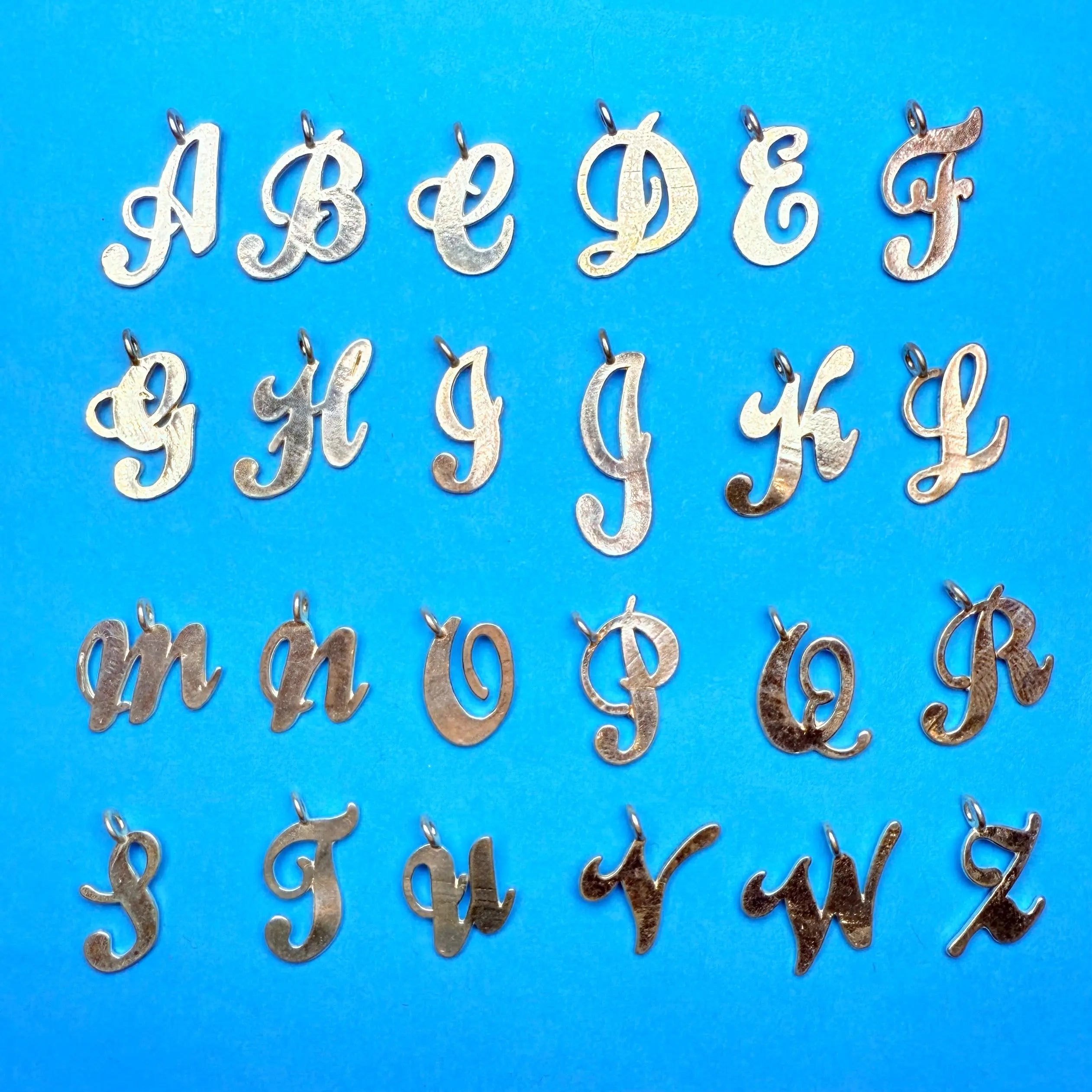 Halsband - Stora kursiva bokstäver - L8Hasselblad