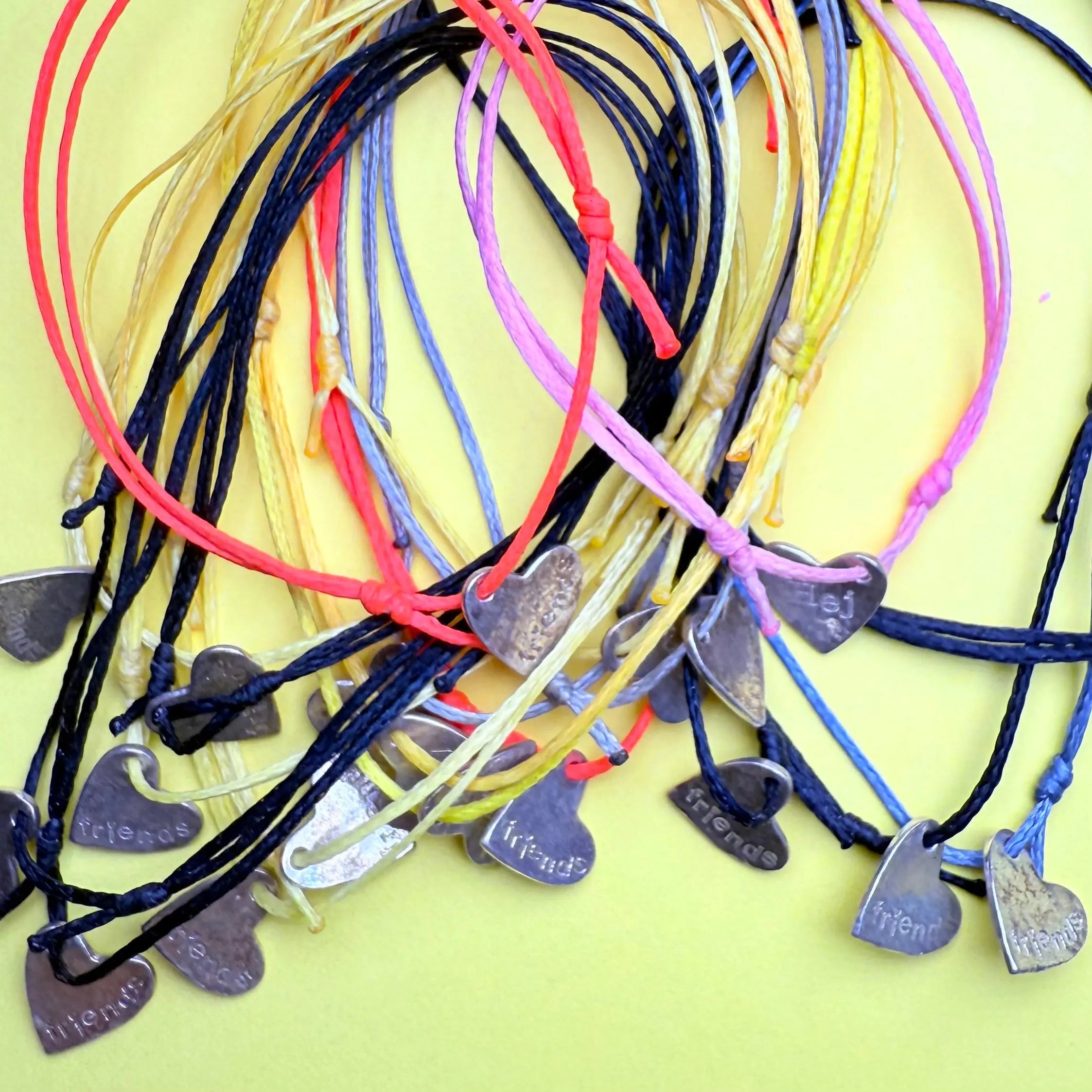 Hej Friends trådarmband 👋💛 - L8Hasselblad