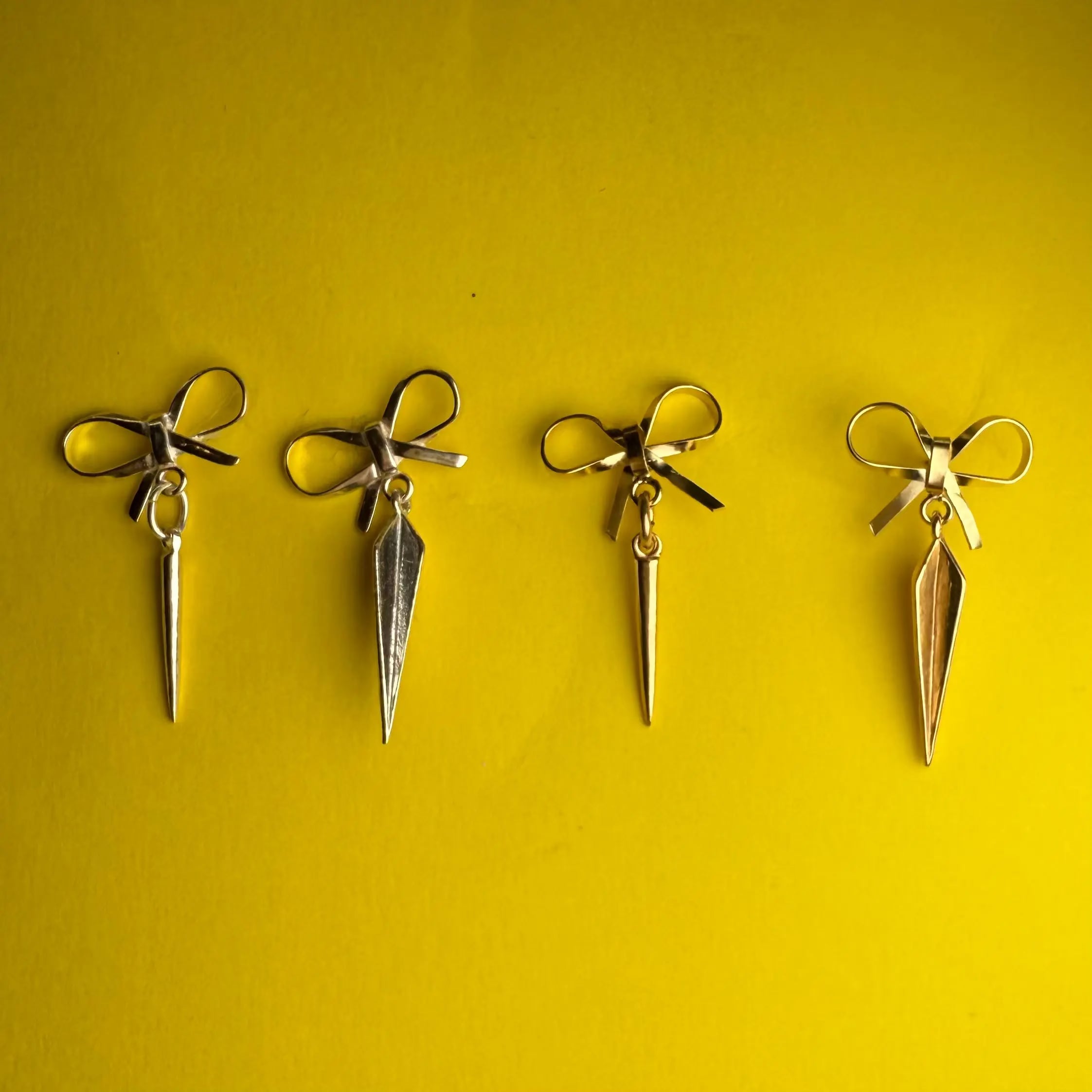 Örhänge - Rosett med nitar L8Hasselblad