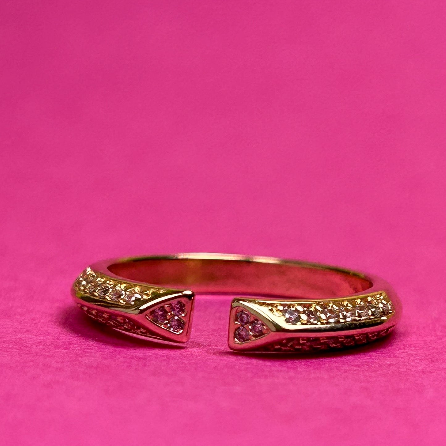Elegant ring med zirkoner