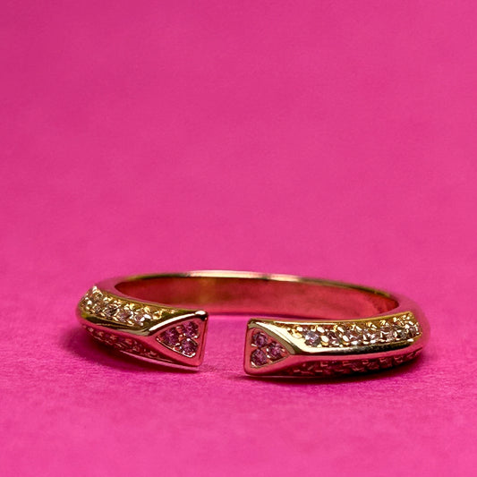 Elegant ring with zircons