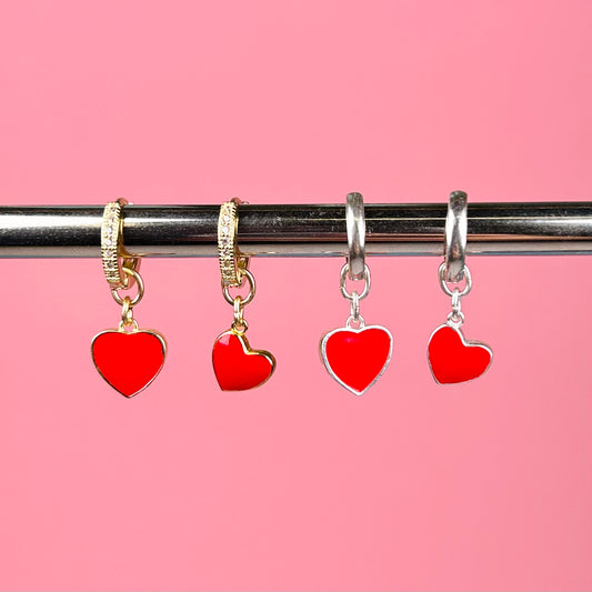 Dangling earring with different hearts (chewing gum)