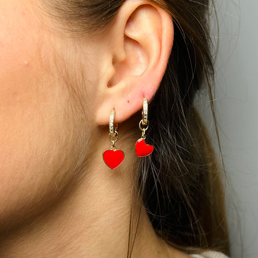Dangling earring with different hearts (chewing gum)