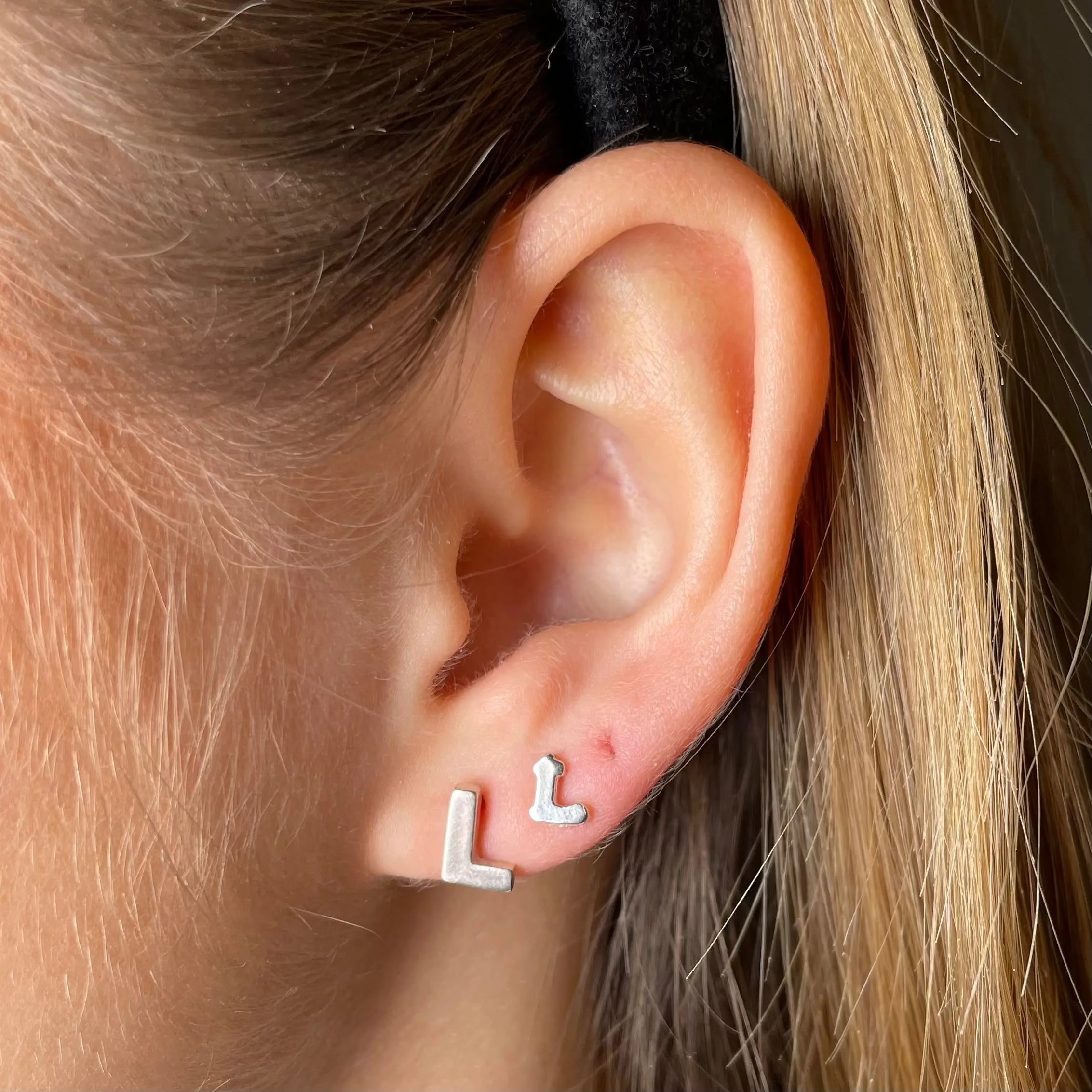 Stiftörhänge - Bokstäver L8Hasselblad