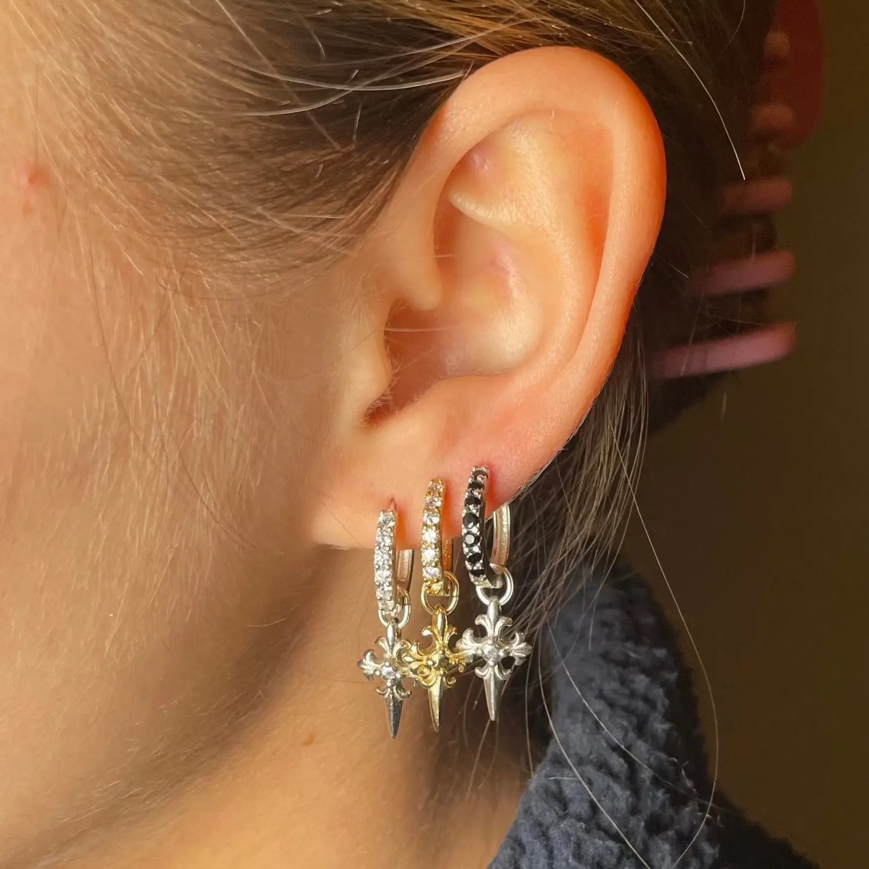 Örhänge - Detaljerat kors L8Hasselblad