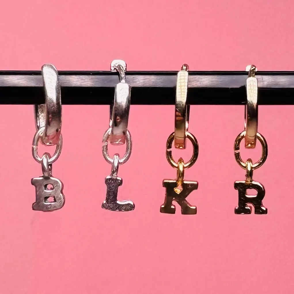 Örhängen-Mini bokstäver L8Hasselblad