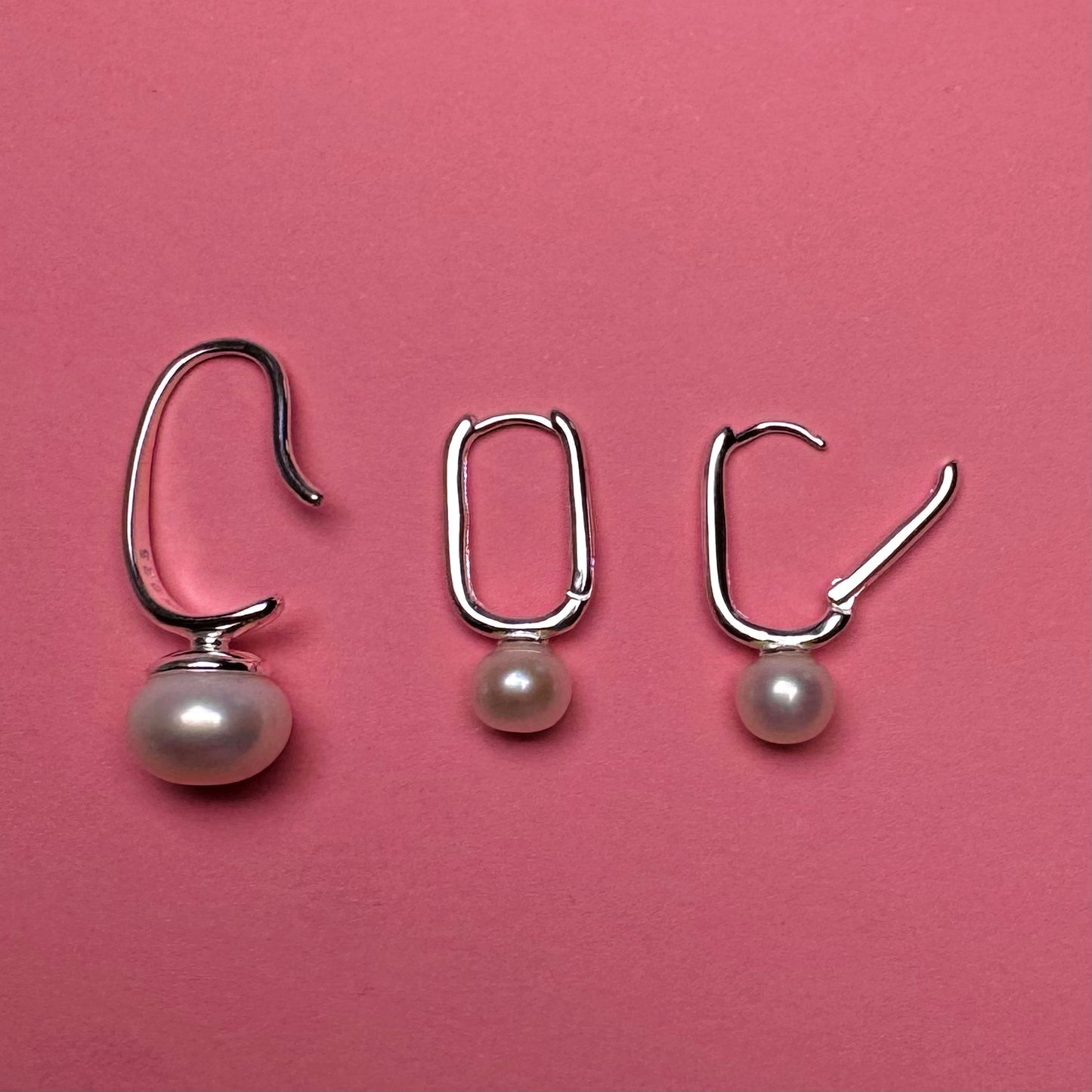 Dangling earrings with pearls