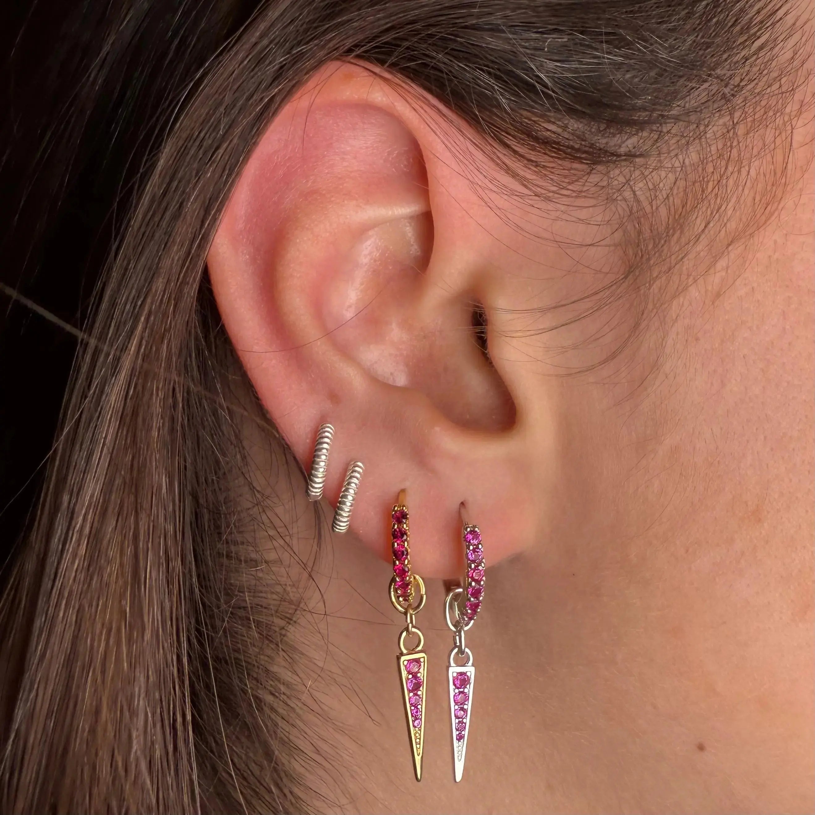 Kort zirkoner & tagg - örhängen guld - L8Hasselblad