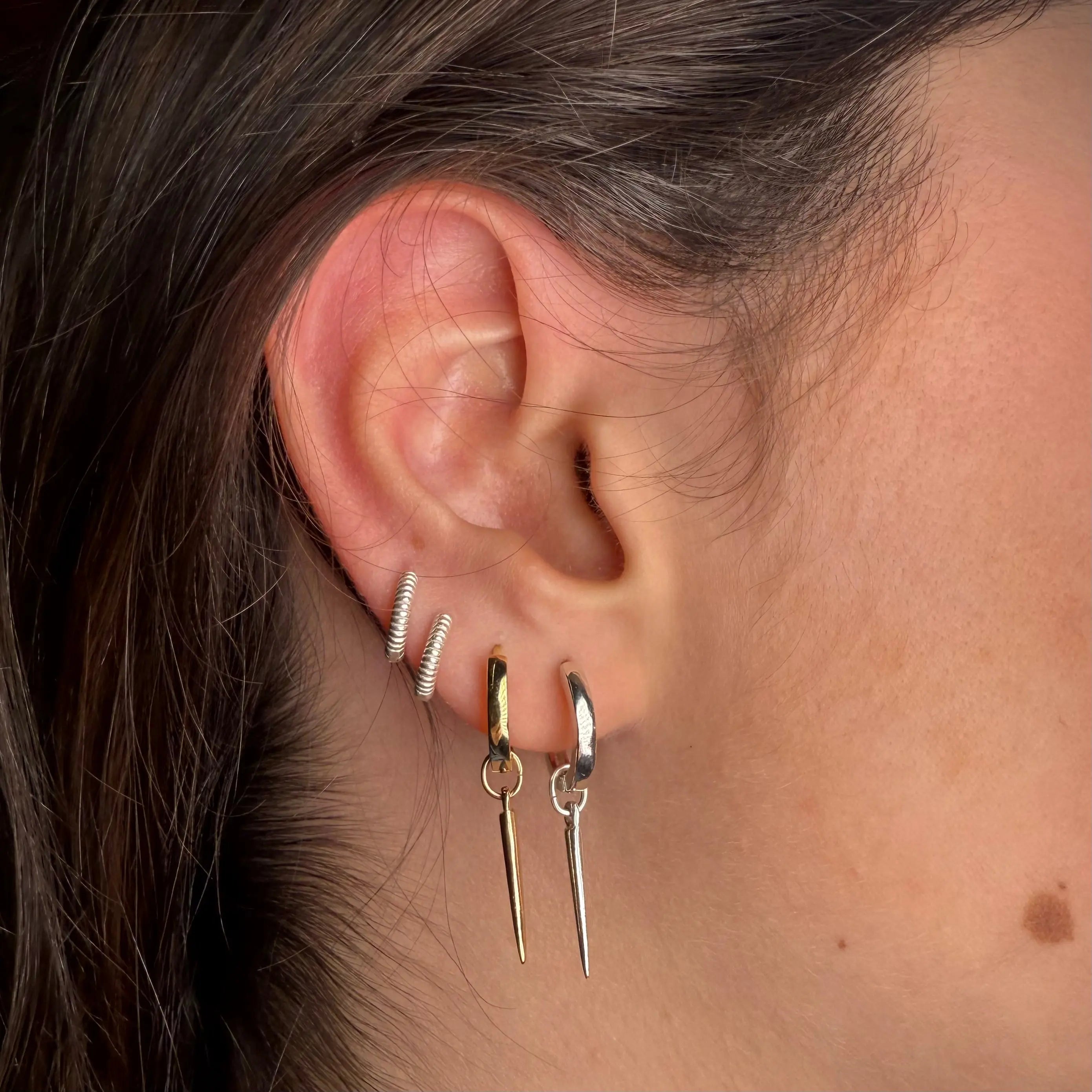 Kort zirkoner & tagg - örhängen guld - L8Hasselblad