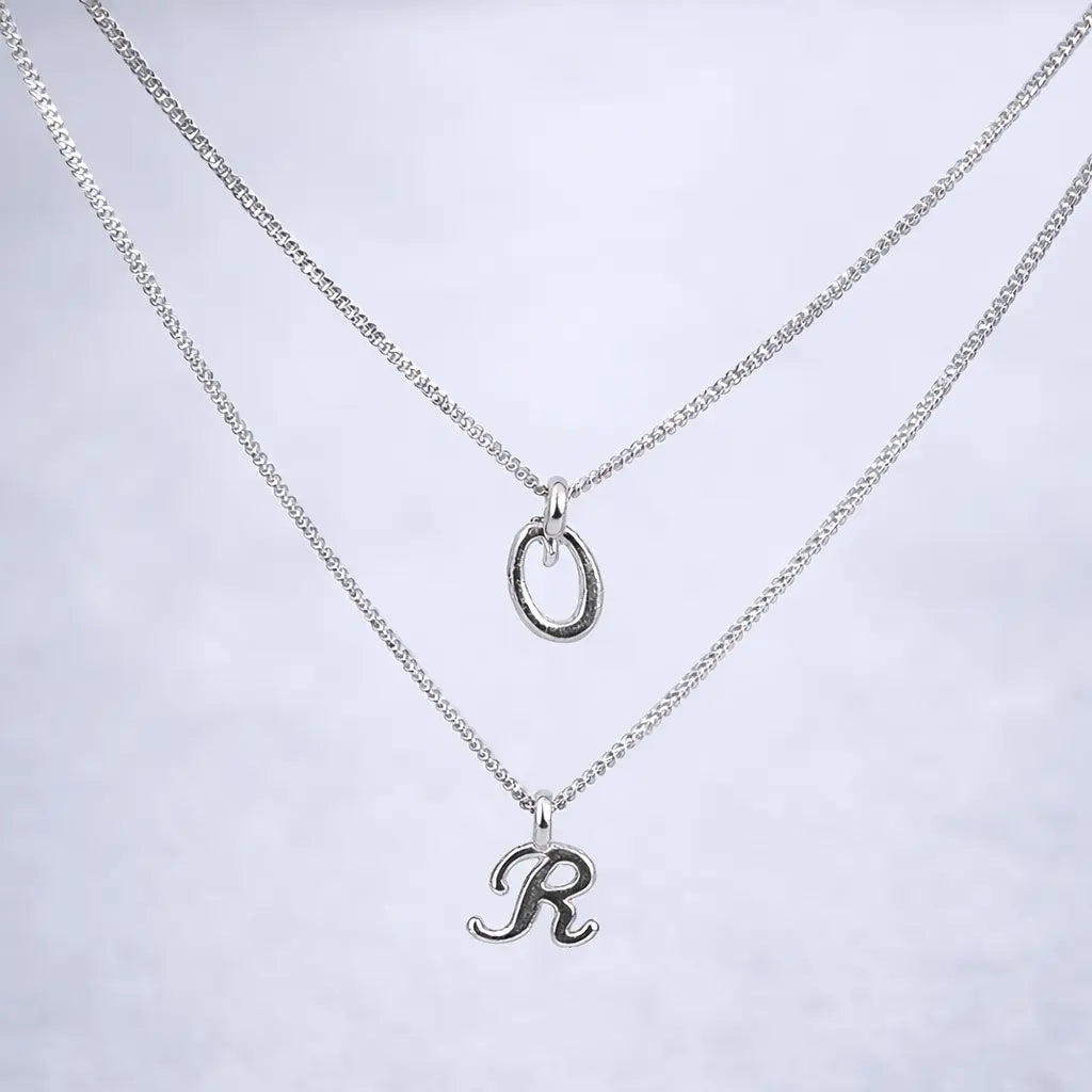 Kursiva bokstäver - halsband L8Hasselblad