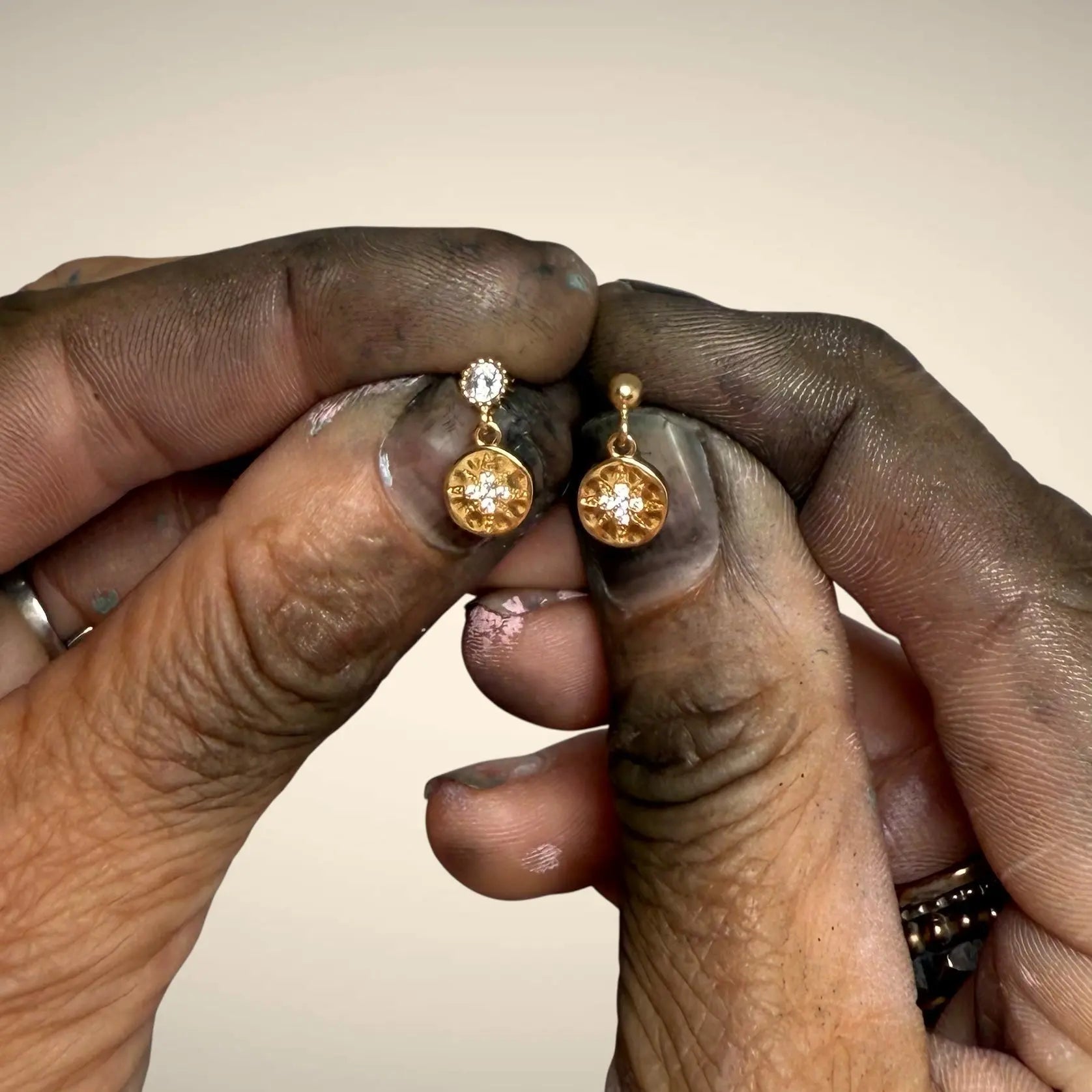 Ledstjärna - guldstiftörhänge - L8Hasselblad