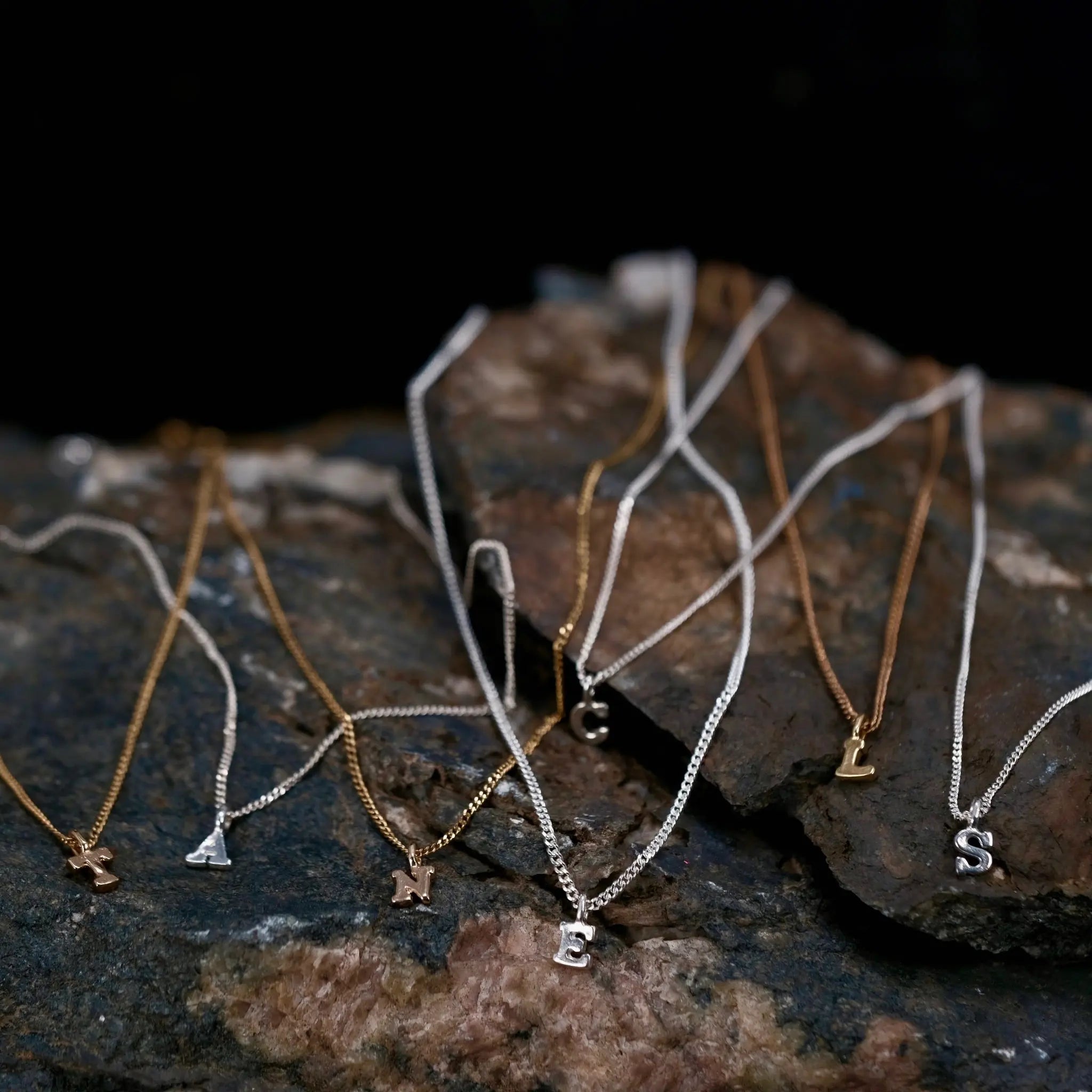 Minibokstäver - Halsband L8Hasselblad