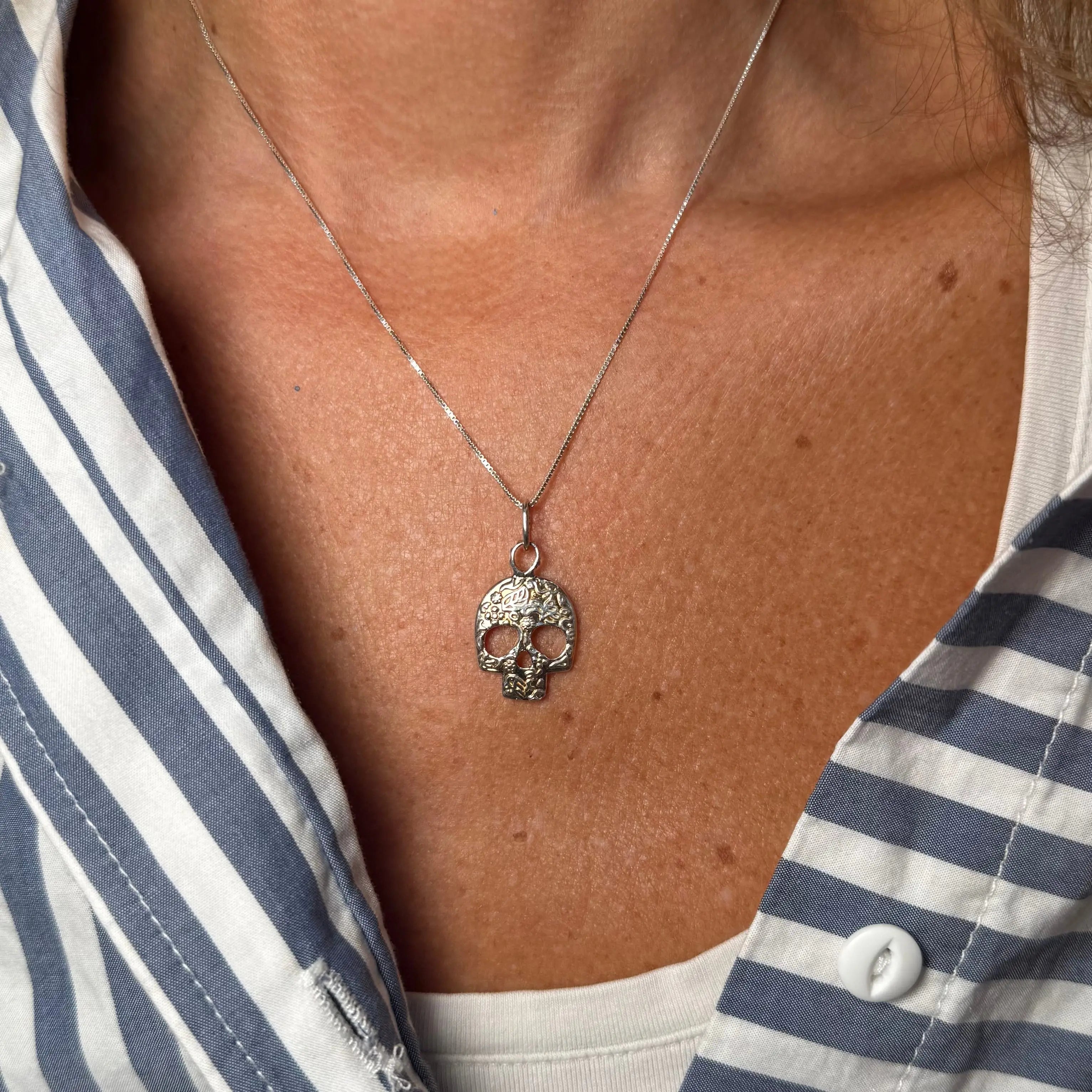 Mönstrad dödskalle - silverhalsband - L8Hasselblad