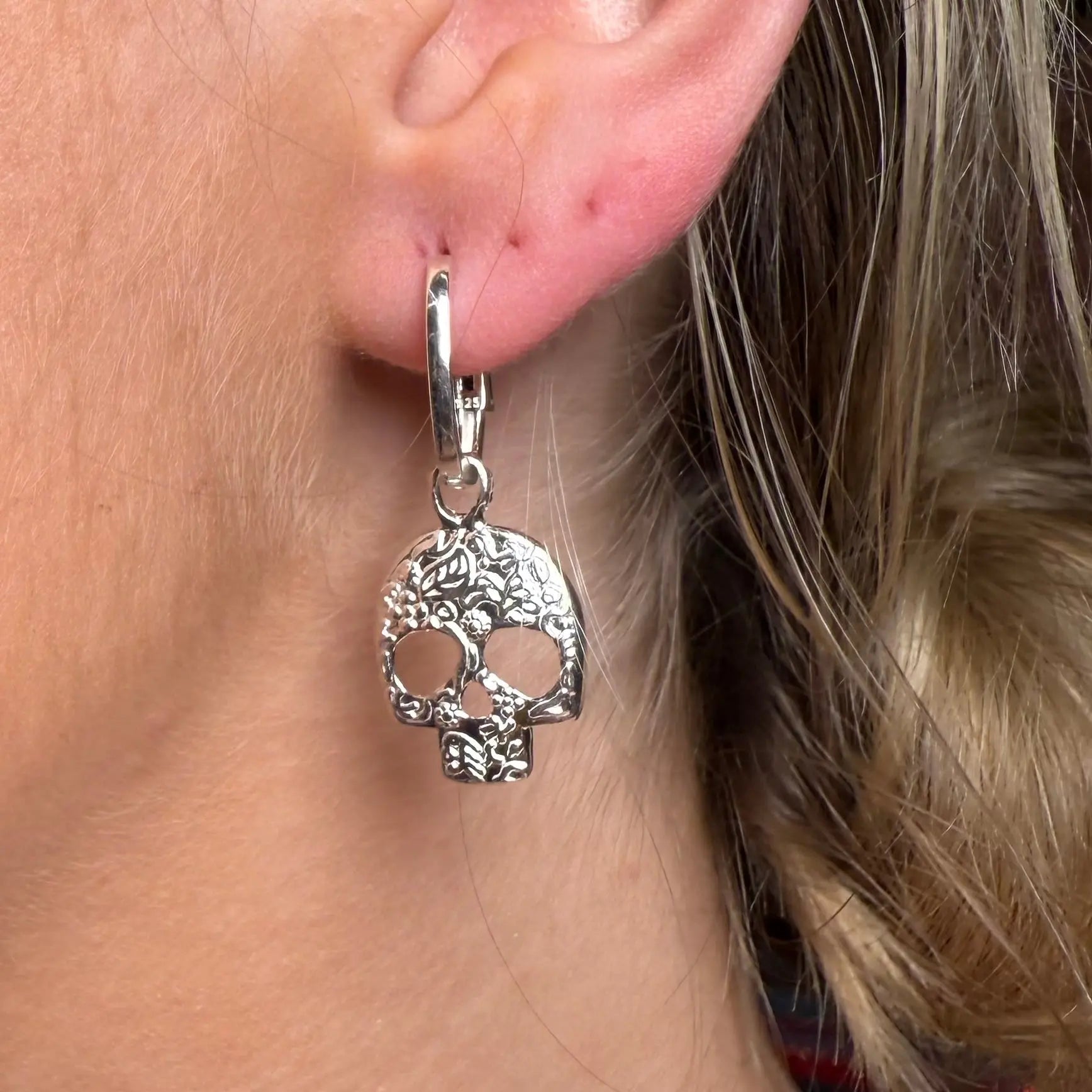 Mönstrad dödskalle - silverörhängen - L8Hasselblad