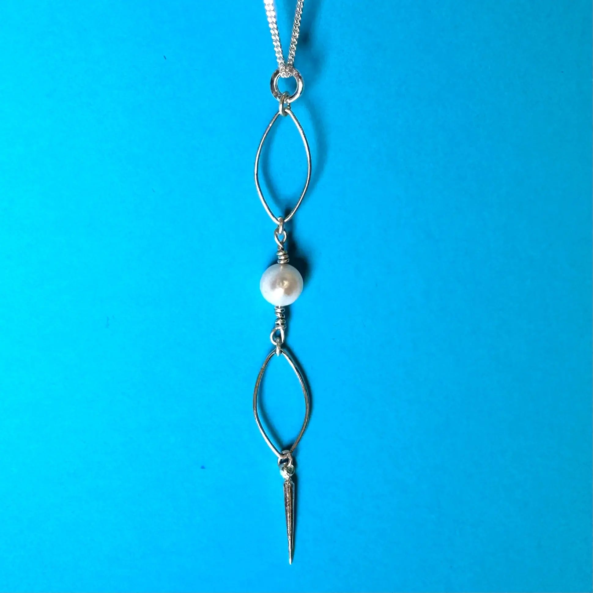 Nätta örhängen i två längder - L8Hasselblad