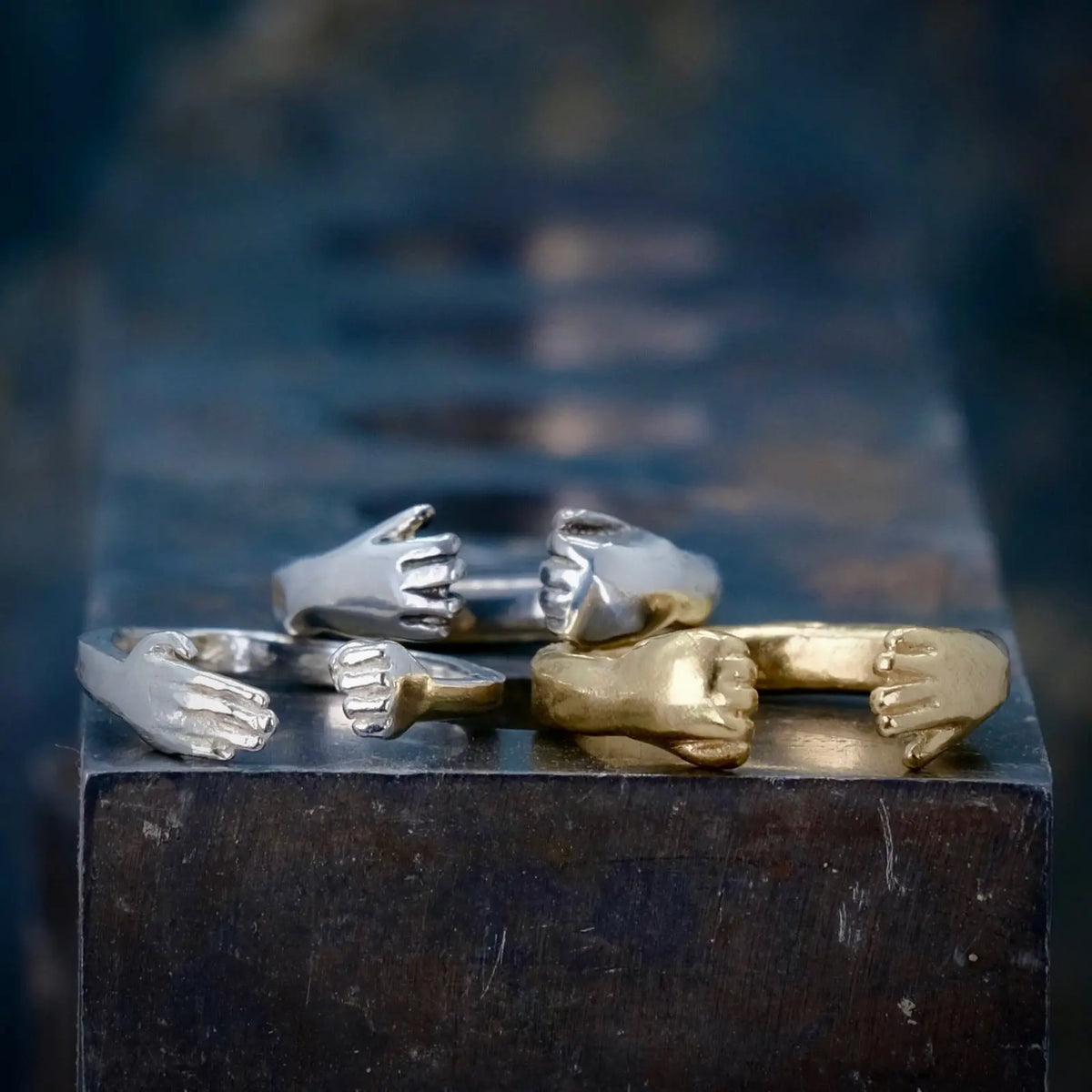 Öppen & Knuten Hand - Ring L8Hasselblad