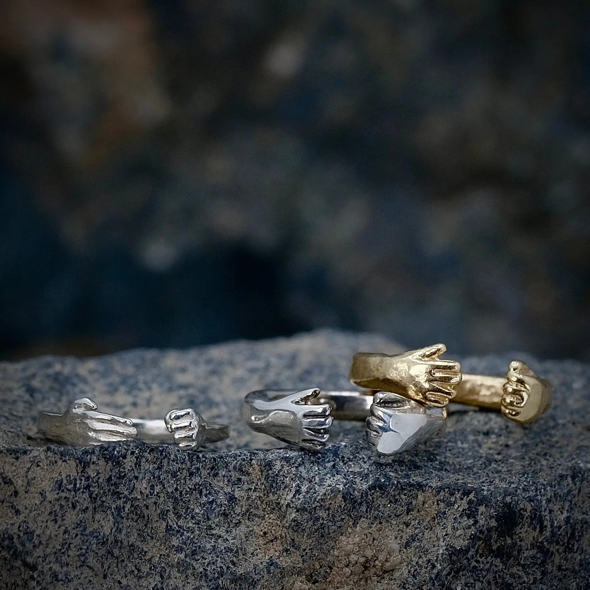 Öppen & Knuten Hand - Ring L8Hasselblad