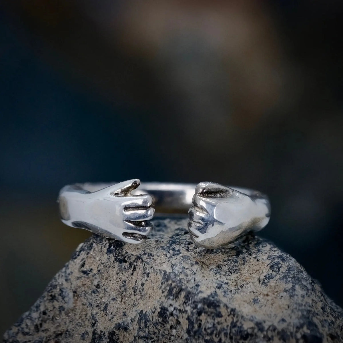 Öppen & Knuten Hand - Ring L8Hasselblad