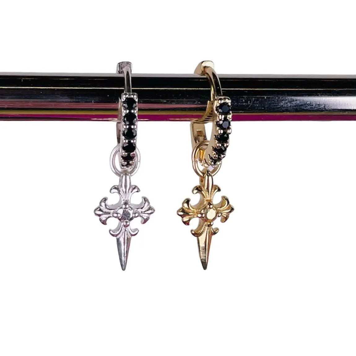 Örhänge - Detaljerat kors - L8Hasselblad