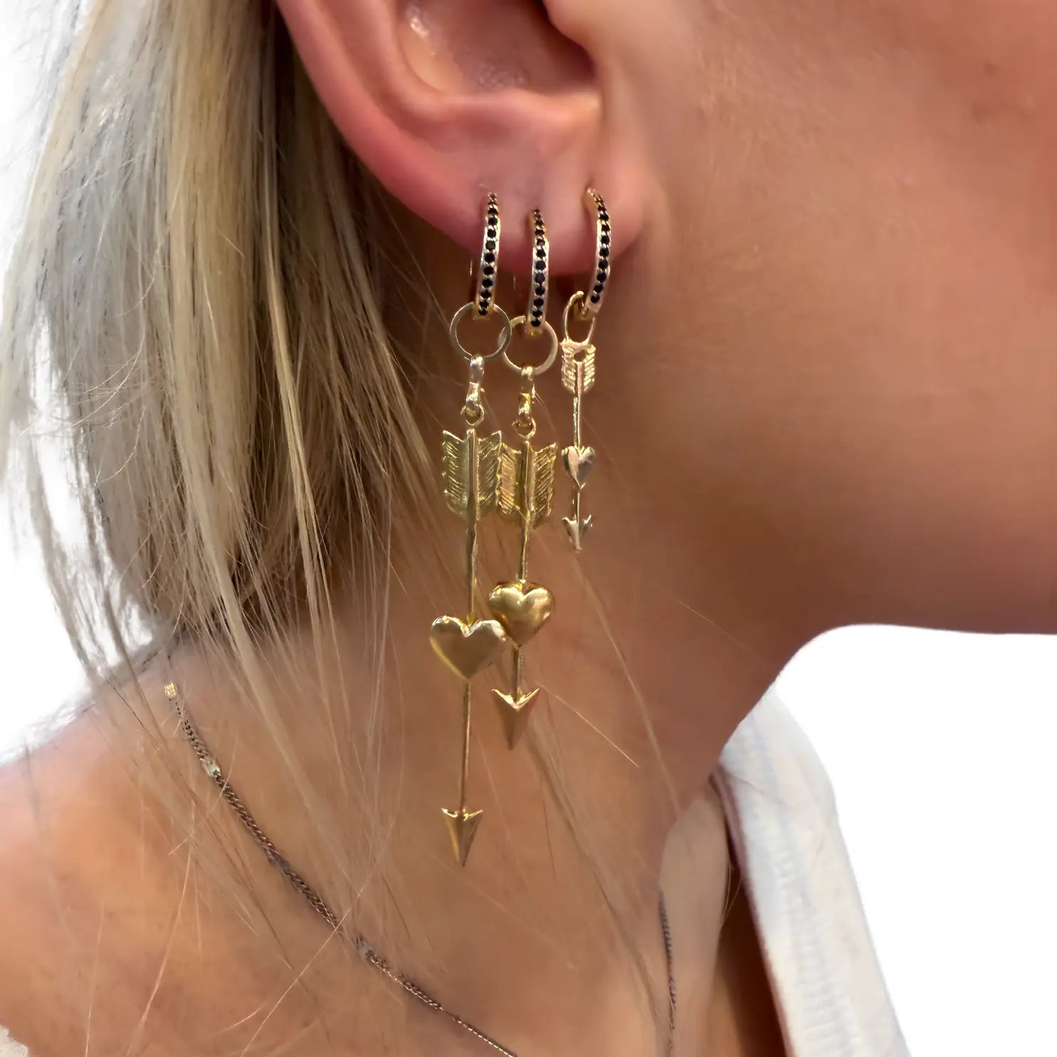 Örhänge Hjärtpil Med Svarta Zirkoner L8Hasselblad