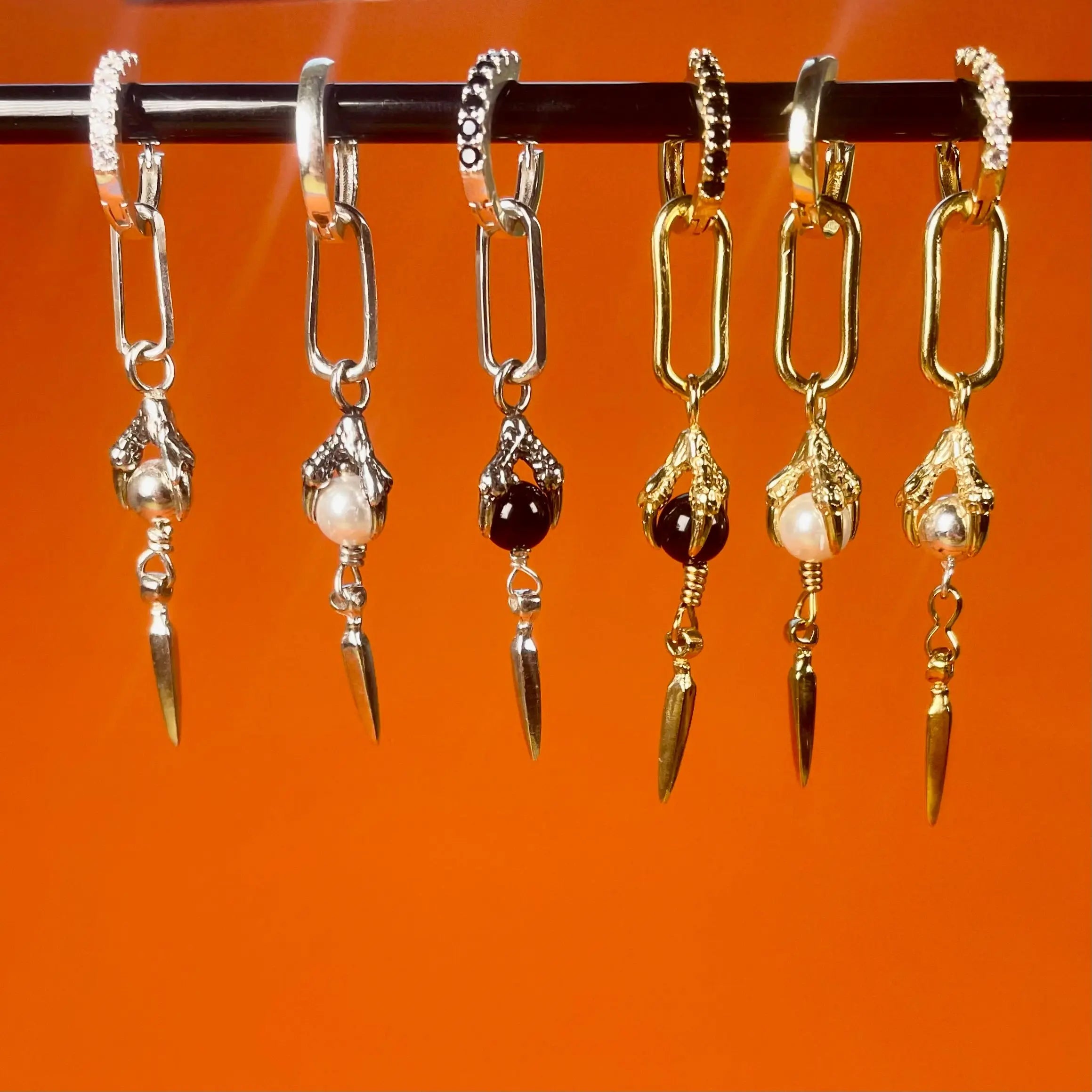 Örhängen - Hängande klo med pärla - L8Hasselblad