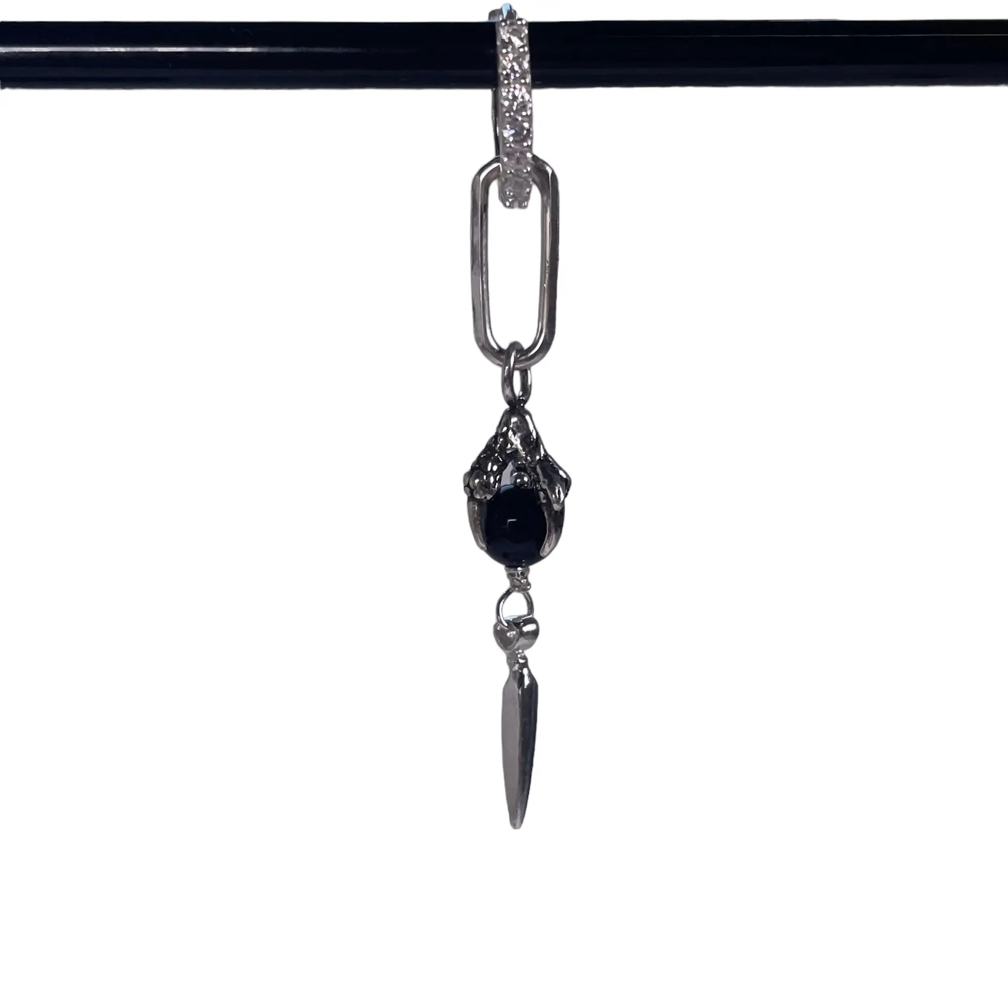 Örhängen - Hängande klo med pärla - L8Hasselblad