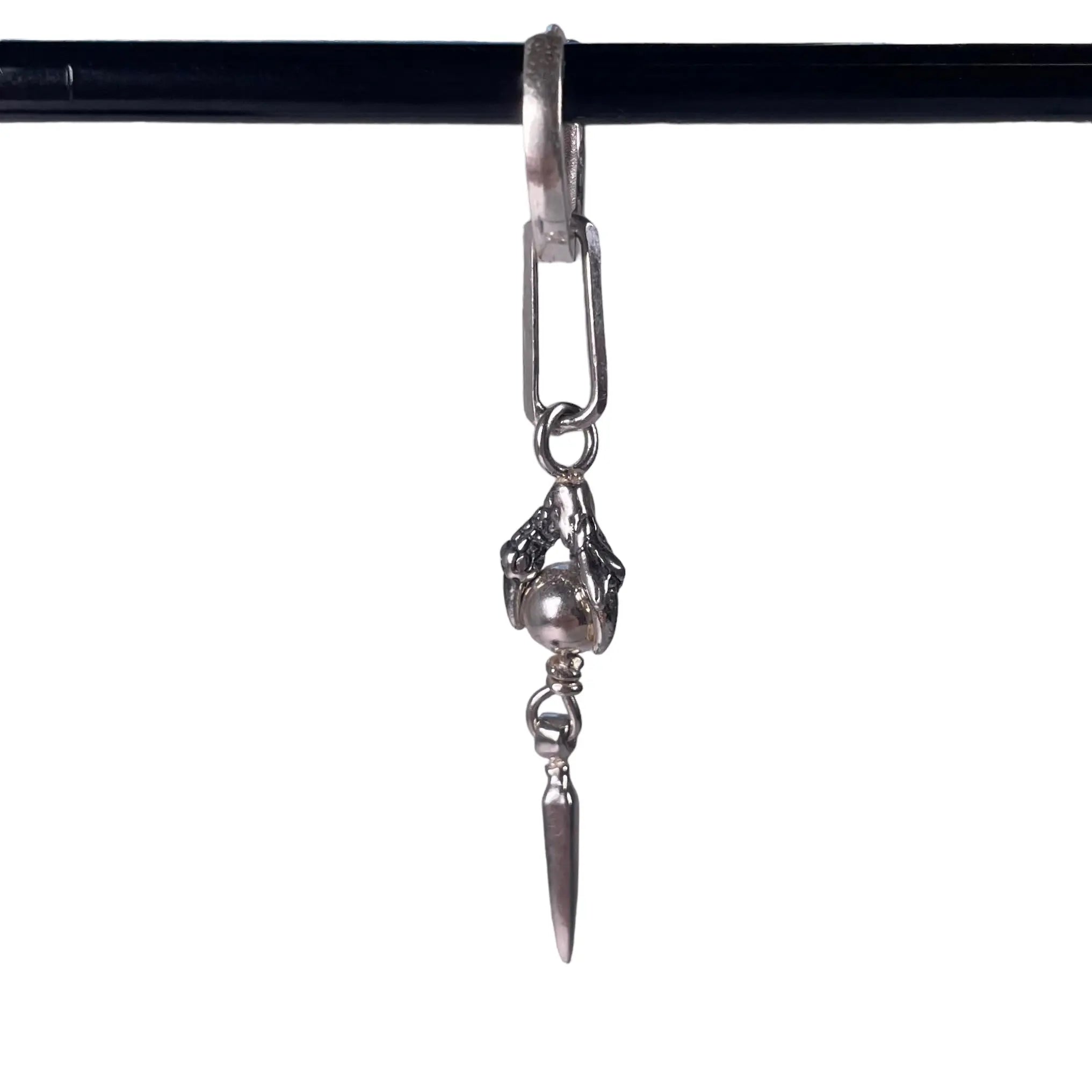 Örhängen - Hängande klo med pärla - L8Hasselblad