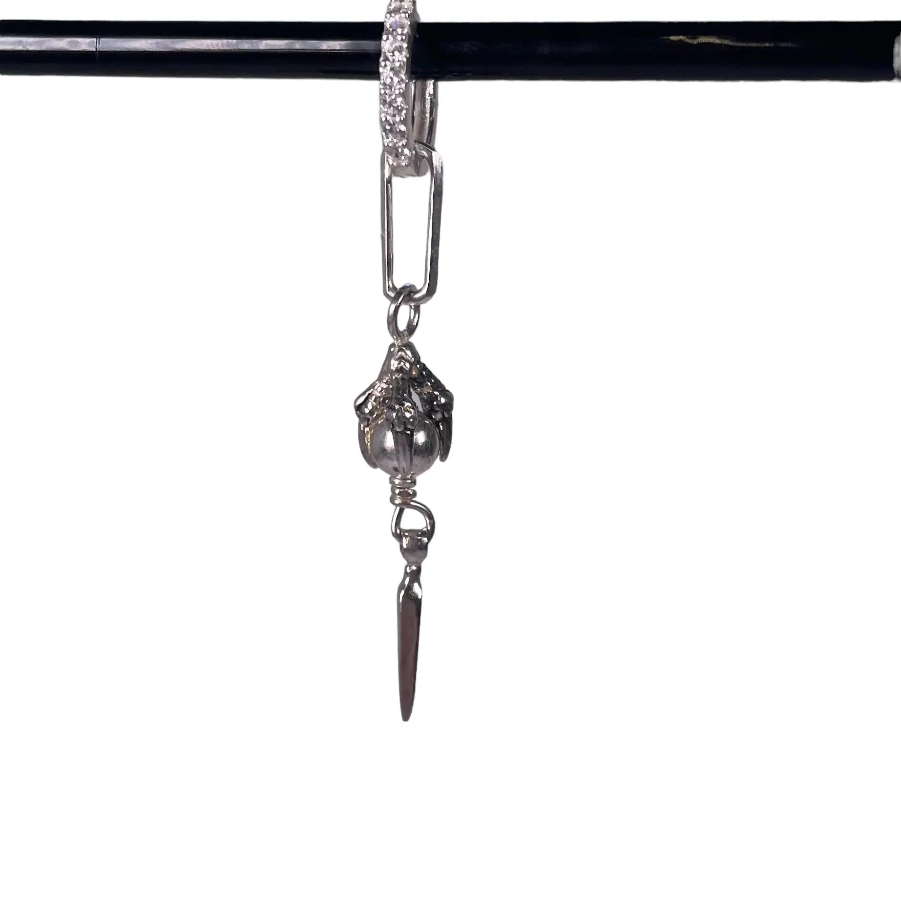 Örhängen - Hängande klo med pärla - L8Hasselblad