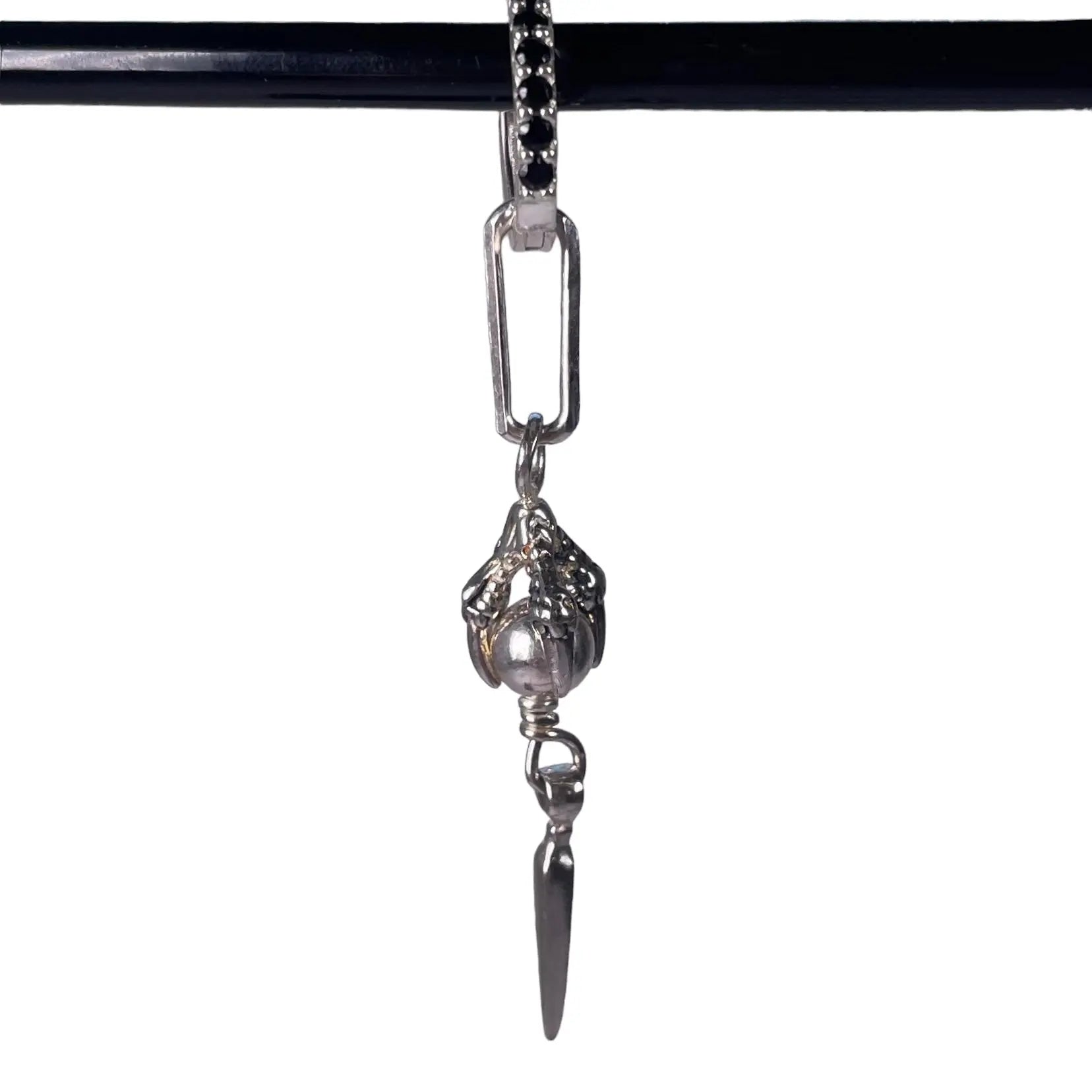 Örhängen - Hängande klo med pärla - L8Hasselblad