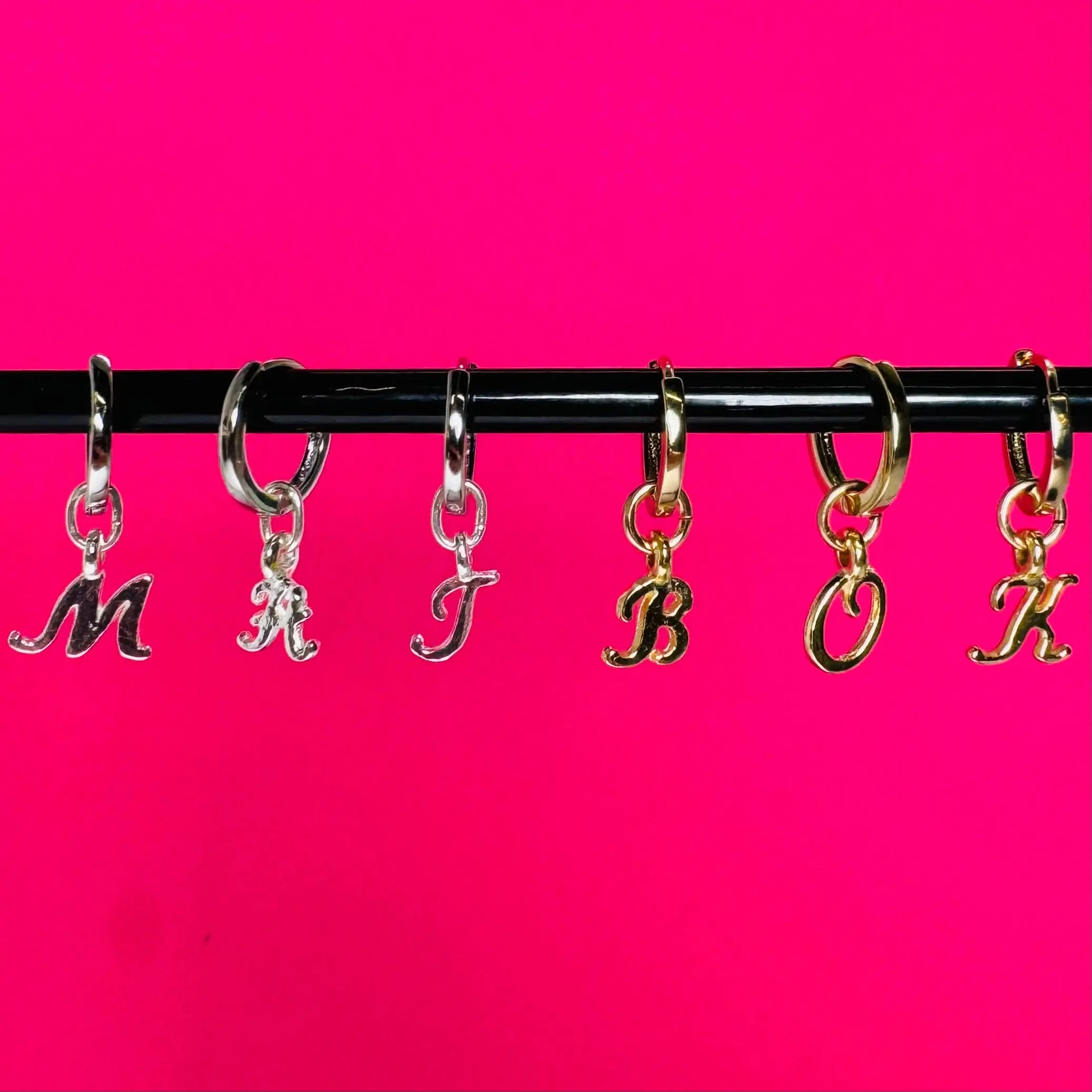 Örhängen - Kursiva bokstäver - L8Hasselblad