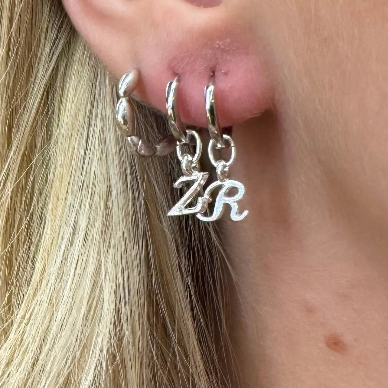 Örhängen - Kursiva bokstäver - L8Hasselblad