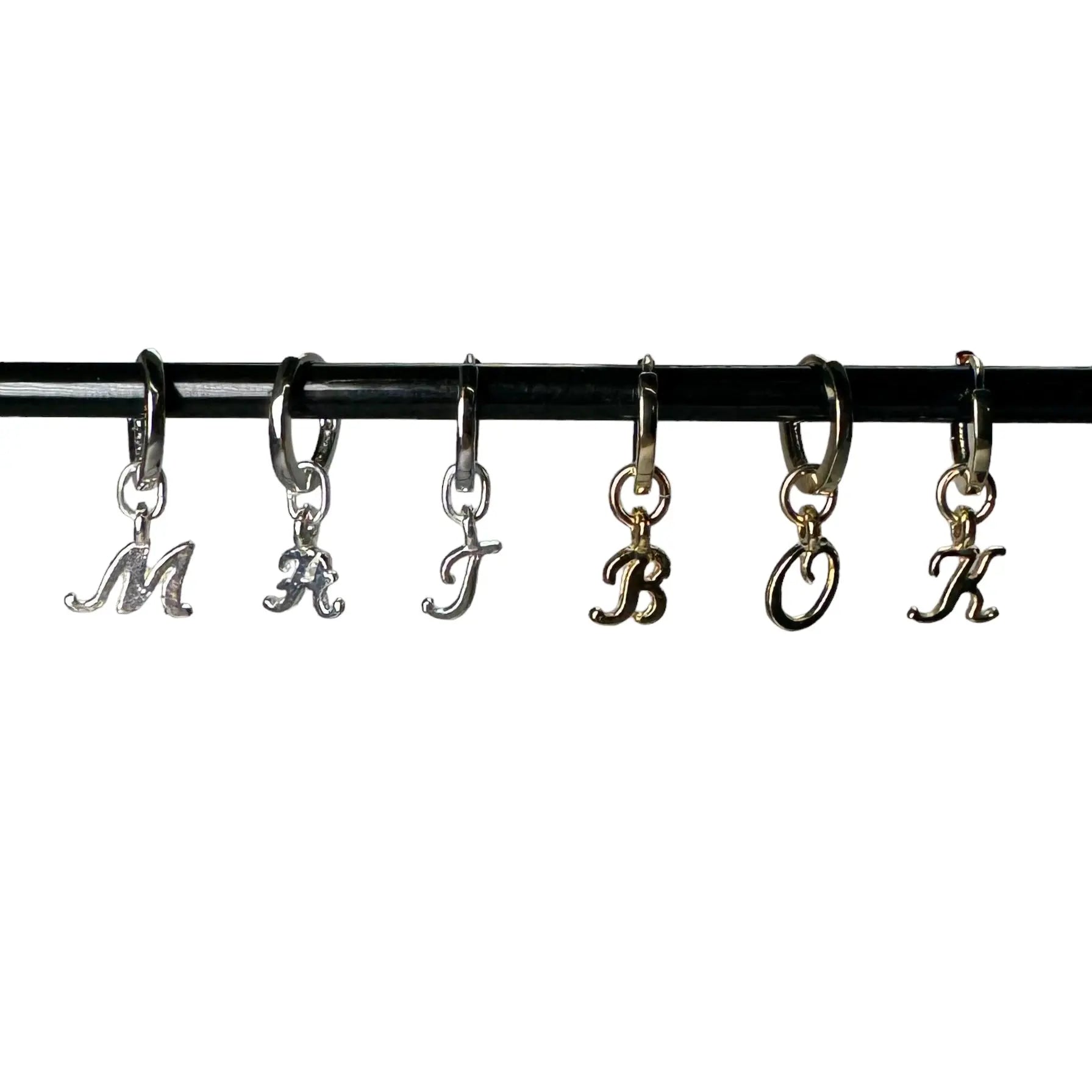 Örhängen - Kursiva bokstäver - L8Hasselblad