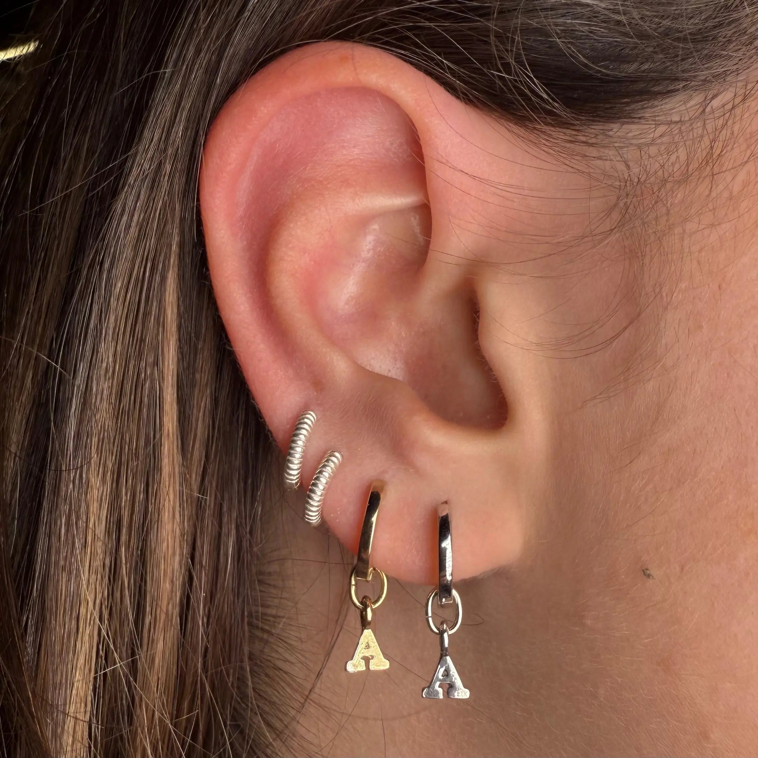 Örhängen - Mini bokstäver - L8Hasselblad