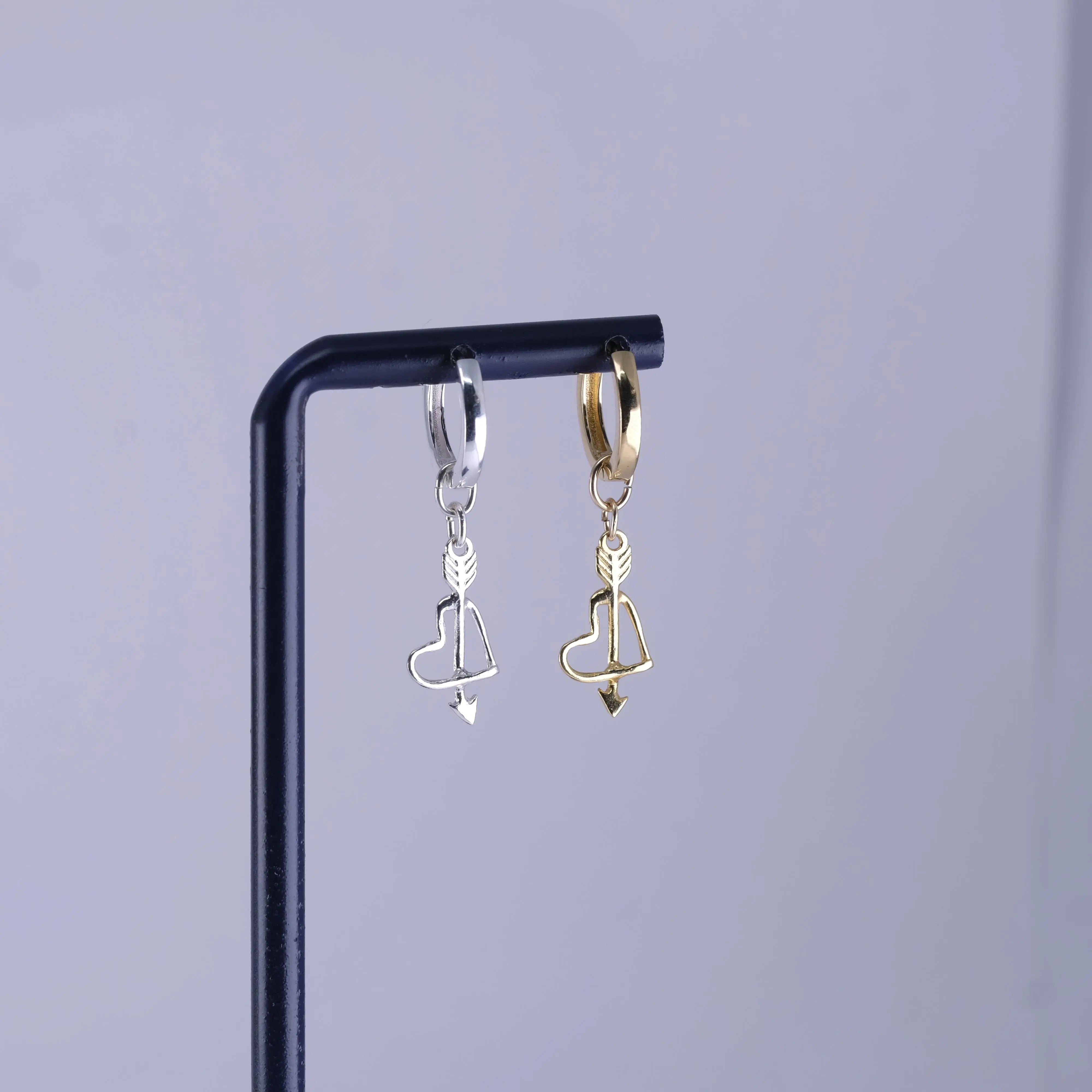 Örhängen- Tunt hjärta med pil - L8Hasselblad