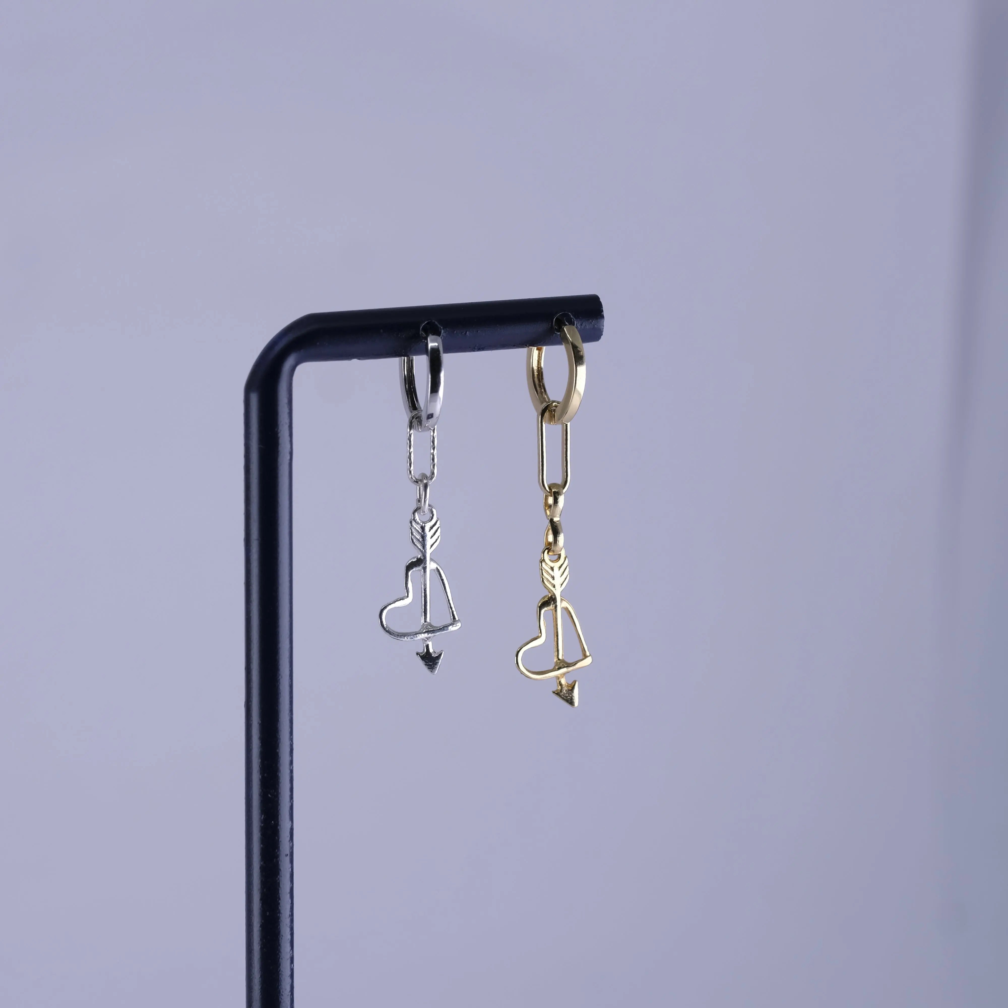 Örhängen- Tunt hjärta med pil - L8Hasselblad