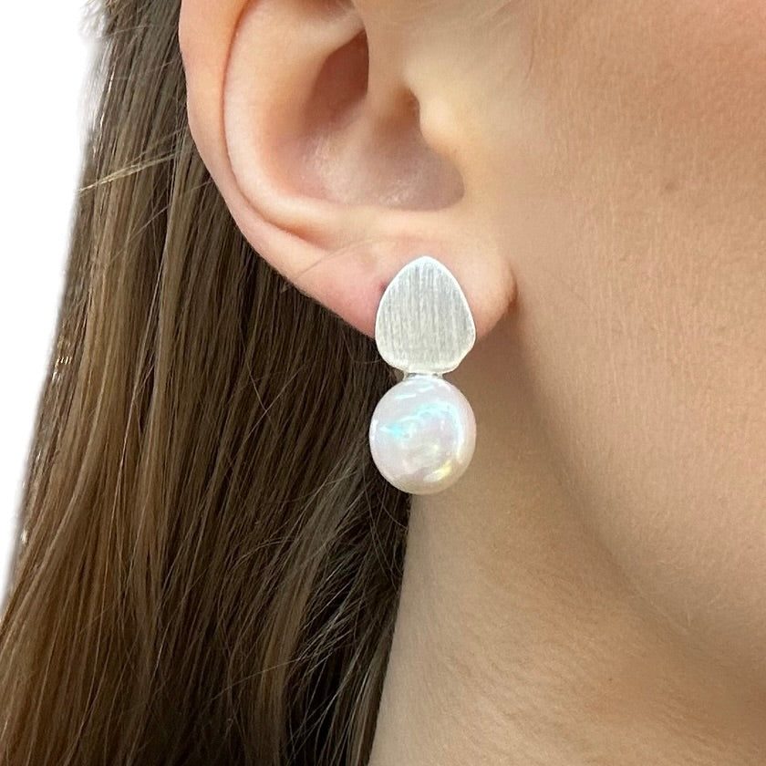 Stud earring with pearl